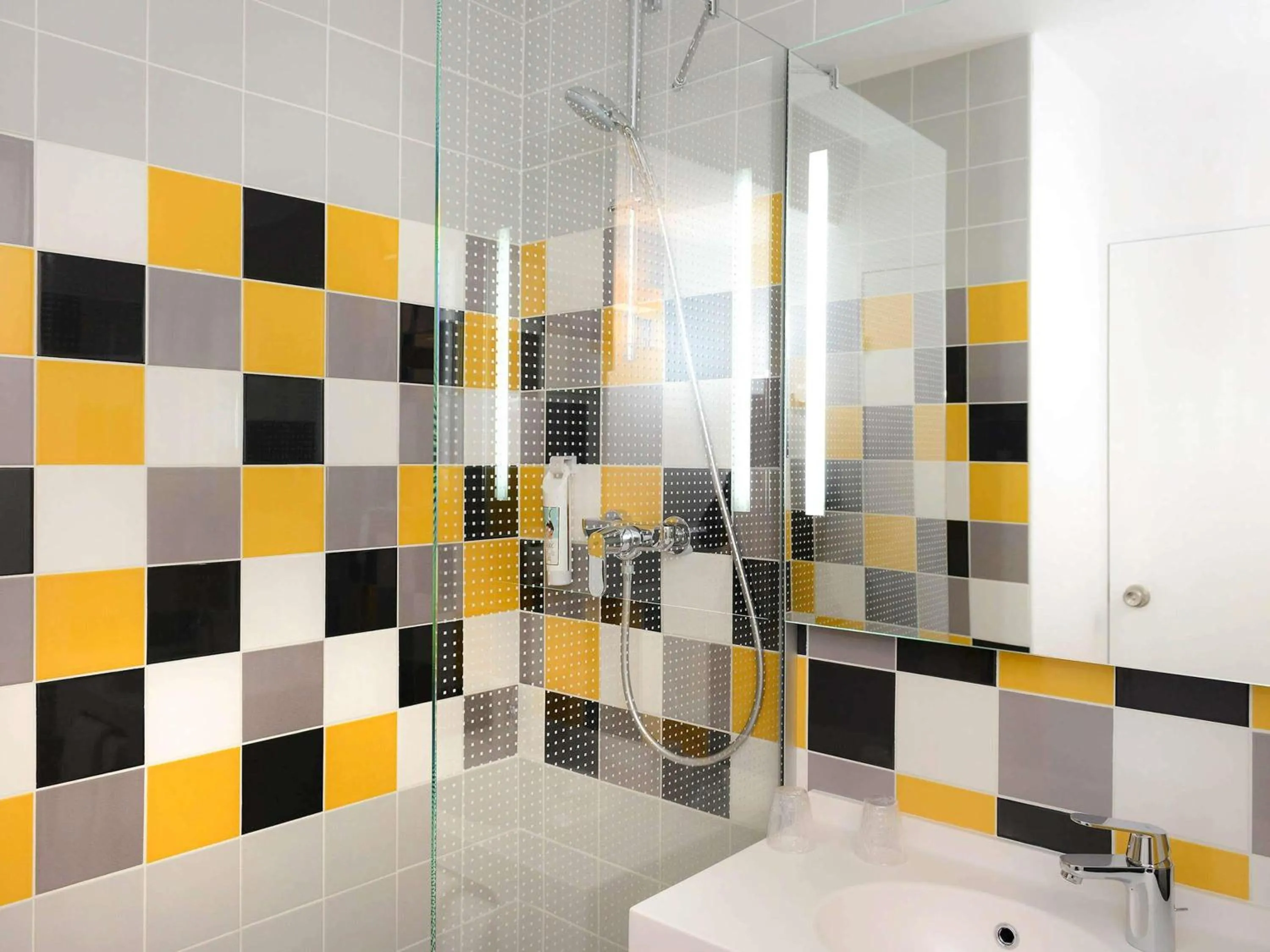 Bedroom in ibis Styles Caen Centre Historique