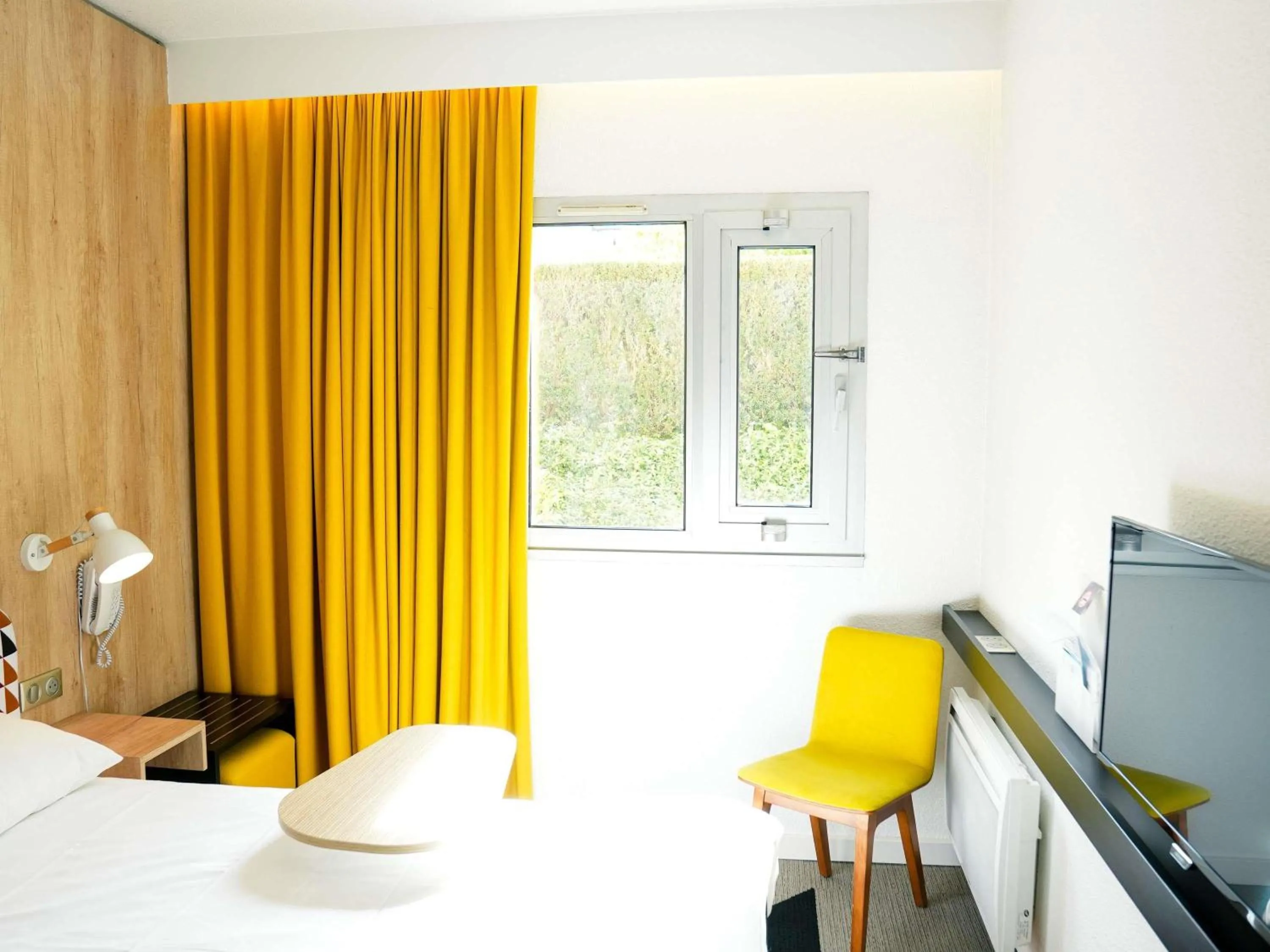 Bedroom, Bed in ibis Styles Caen Centre Historique