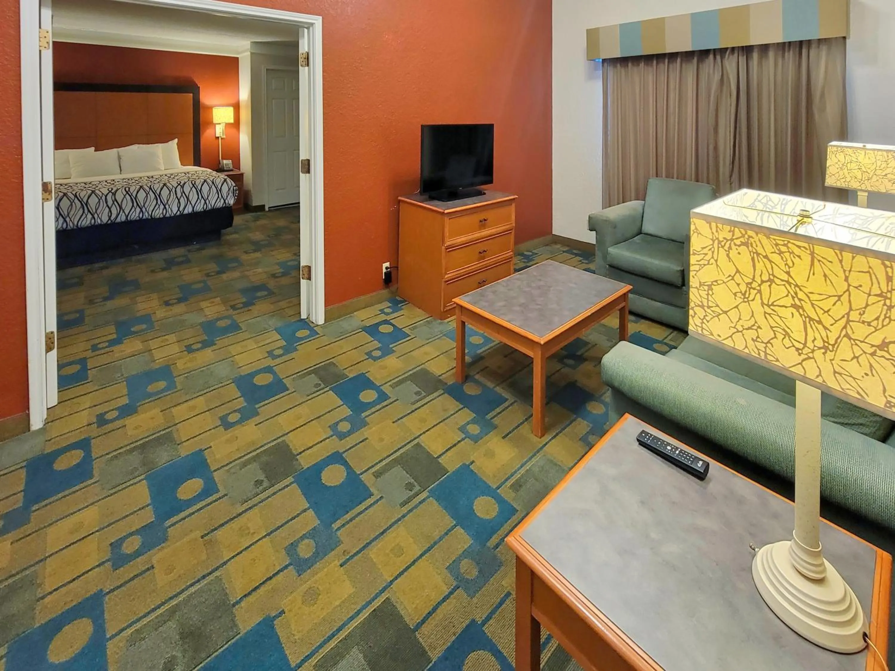 Living room, Bed in La Quinta Inn by Wyndham Amarillo West Medical Center