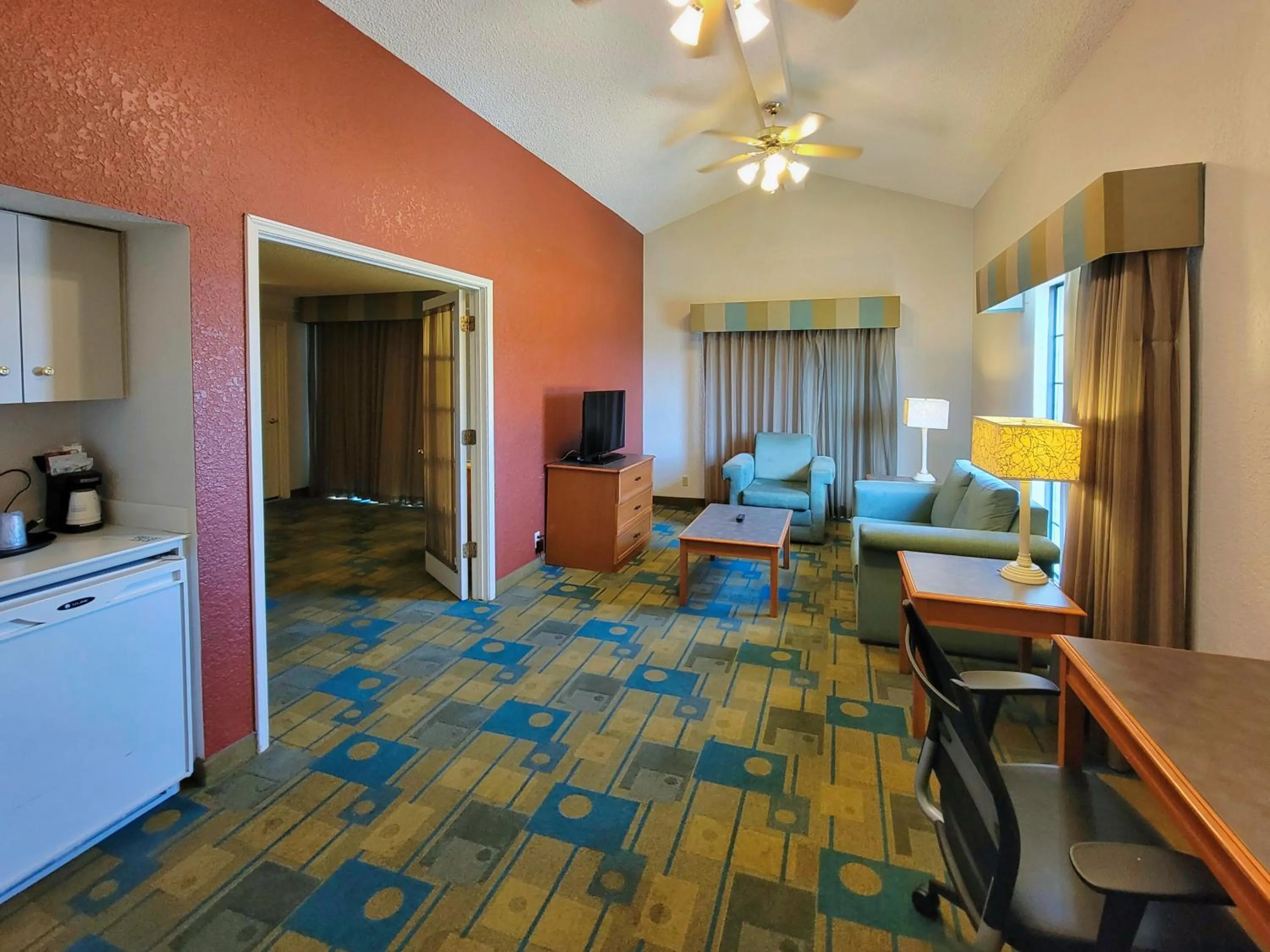 Kitchen or kitchenette in La Quinta Inn by Wyndham Amarillo West Medical Center