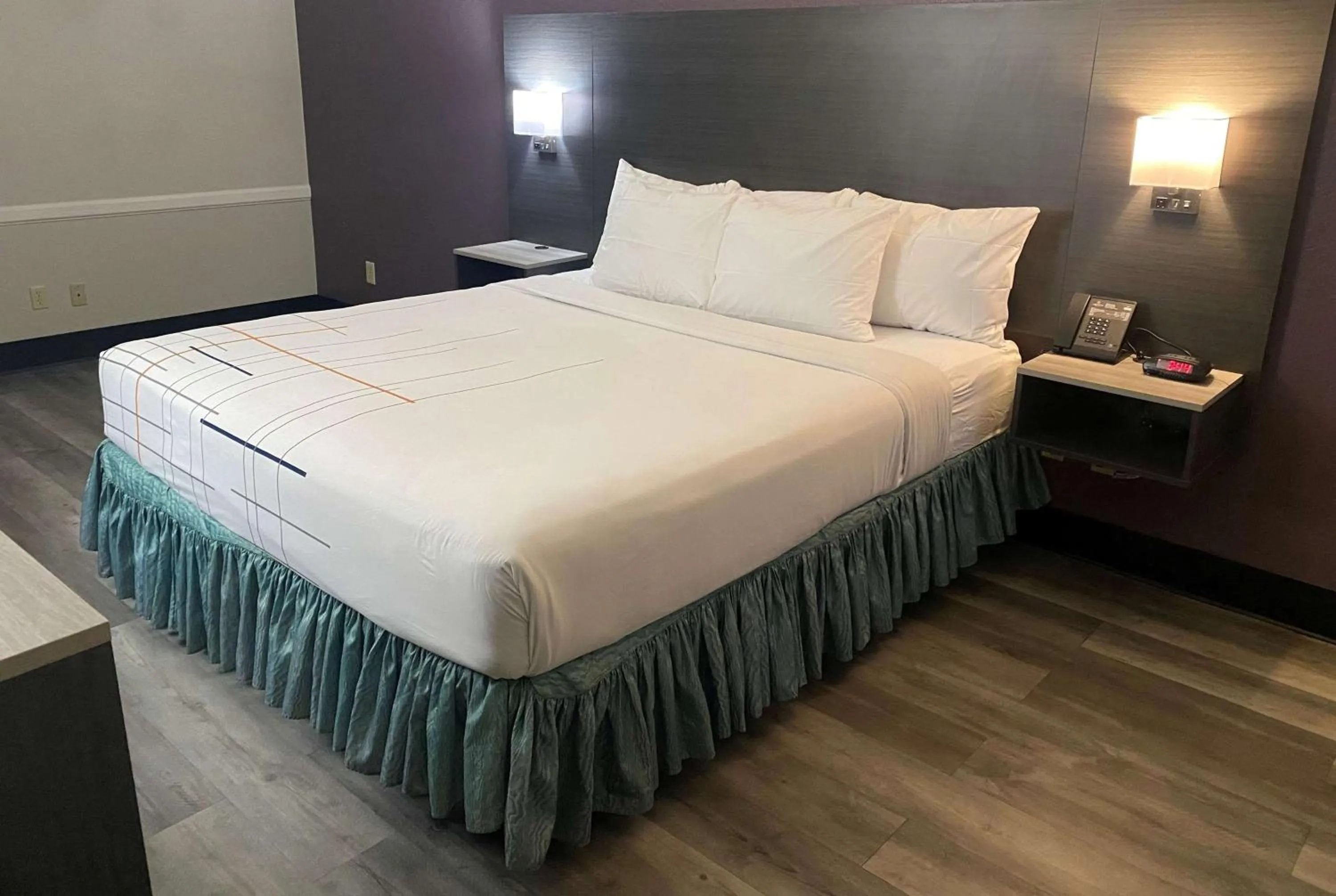 Photo of the whole room, Bed in La Quinta Inn by Wyndham Bakersfield South