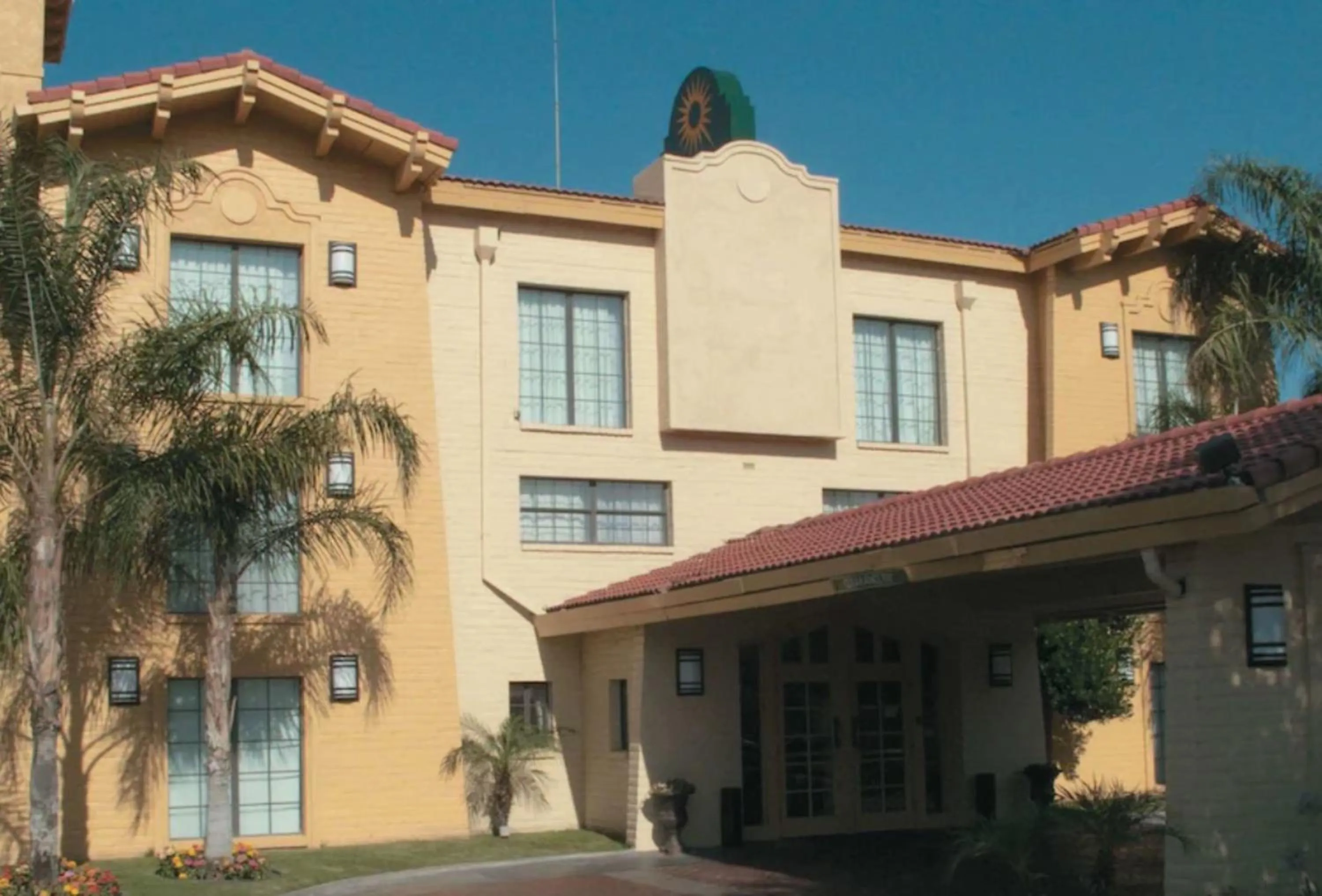 Property building in La Quinta Inn by Wyndham Bakersfield South