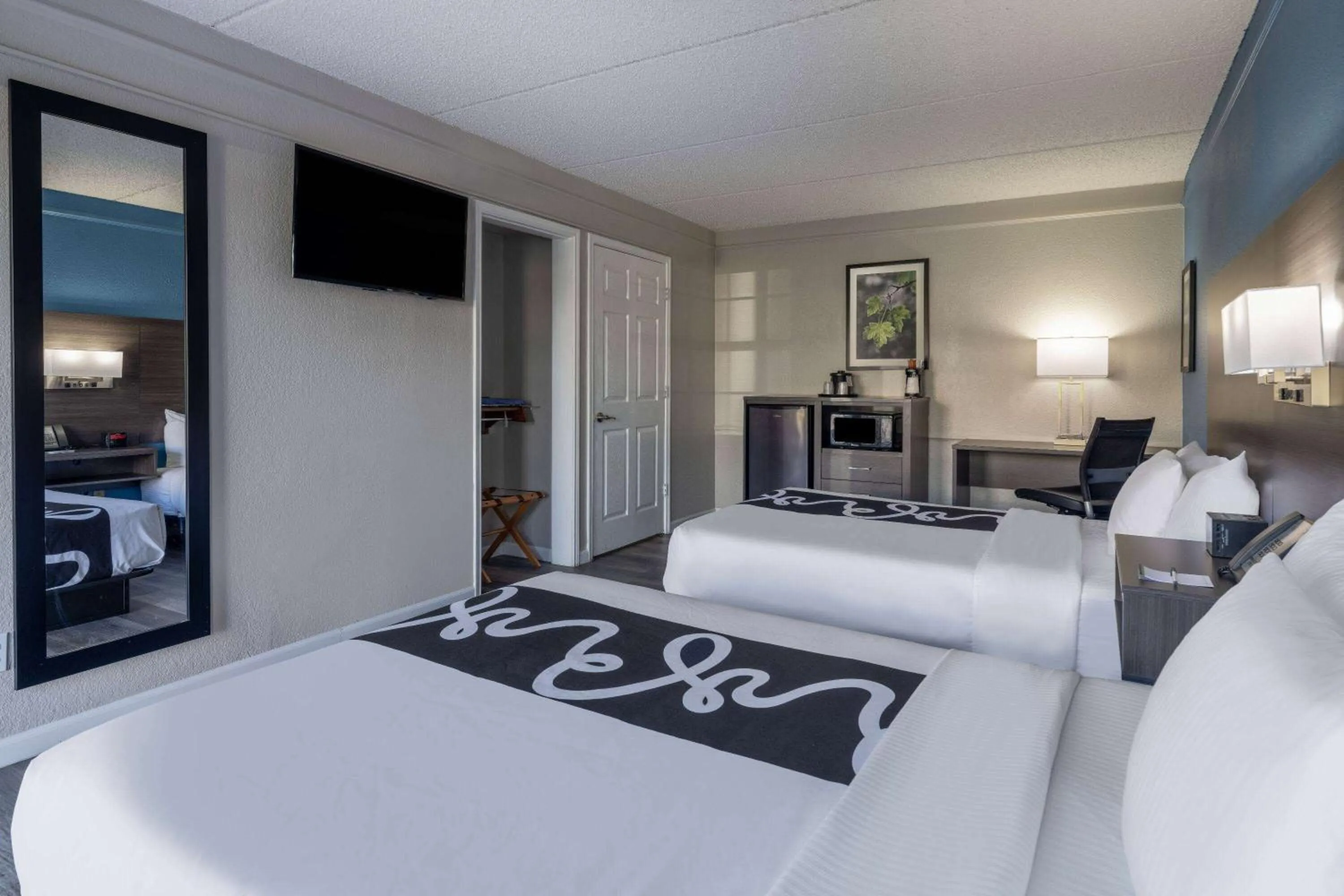 Photo of the whole room, Bed in La Quinta Inn by Wyndham Sacramento North