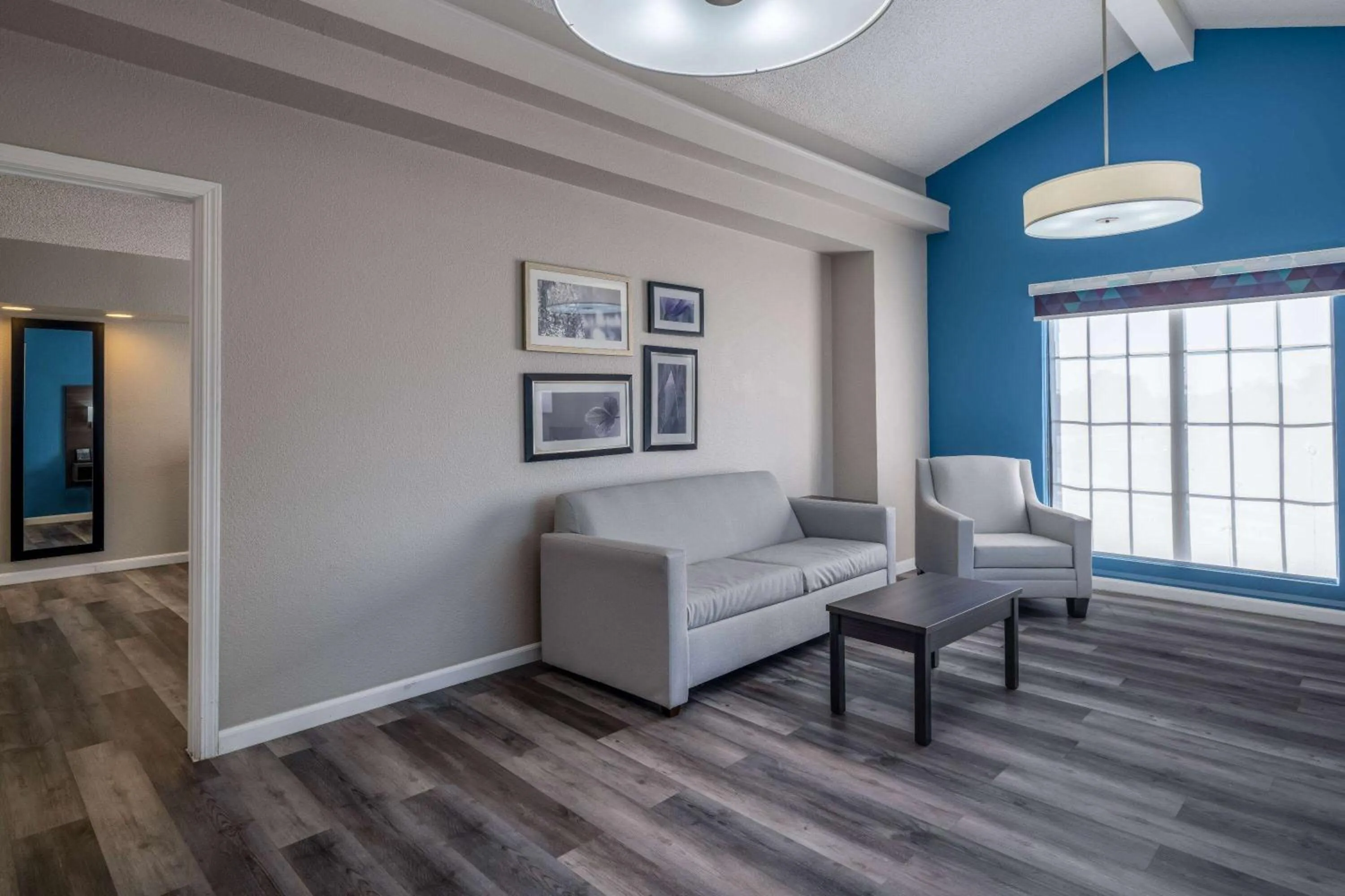 Living room in La Quinta Inn by Wyndham Sacramento North