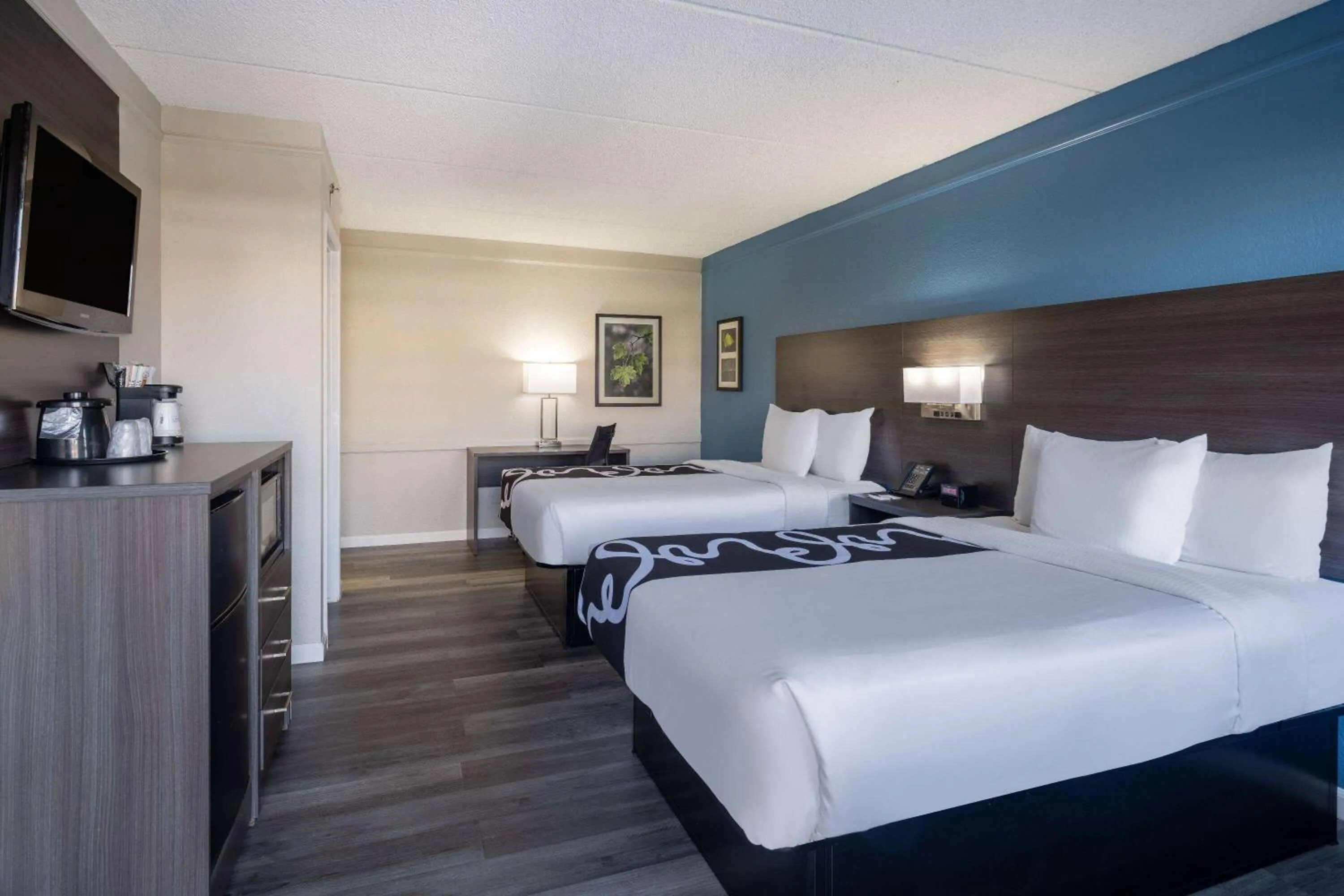 Photo of the whole room, Bed in La Quinta Inn by Wyndham Sacramento North