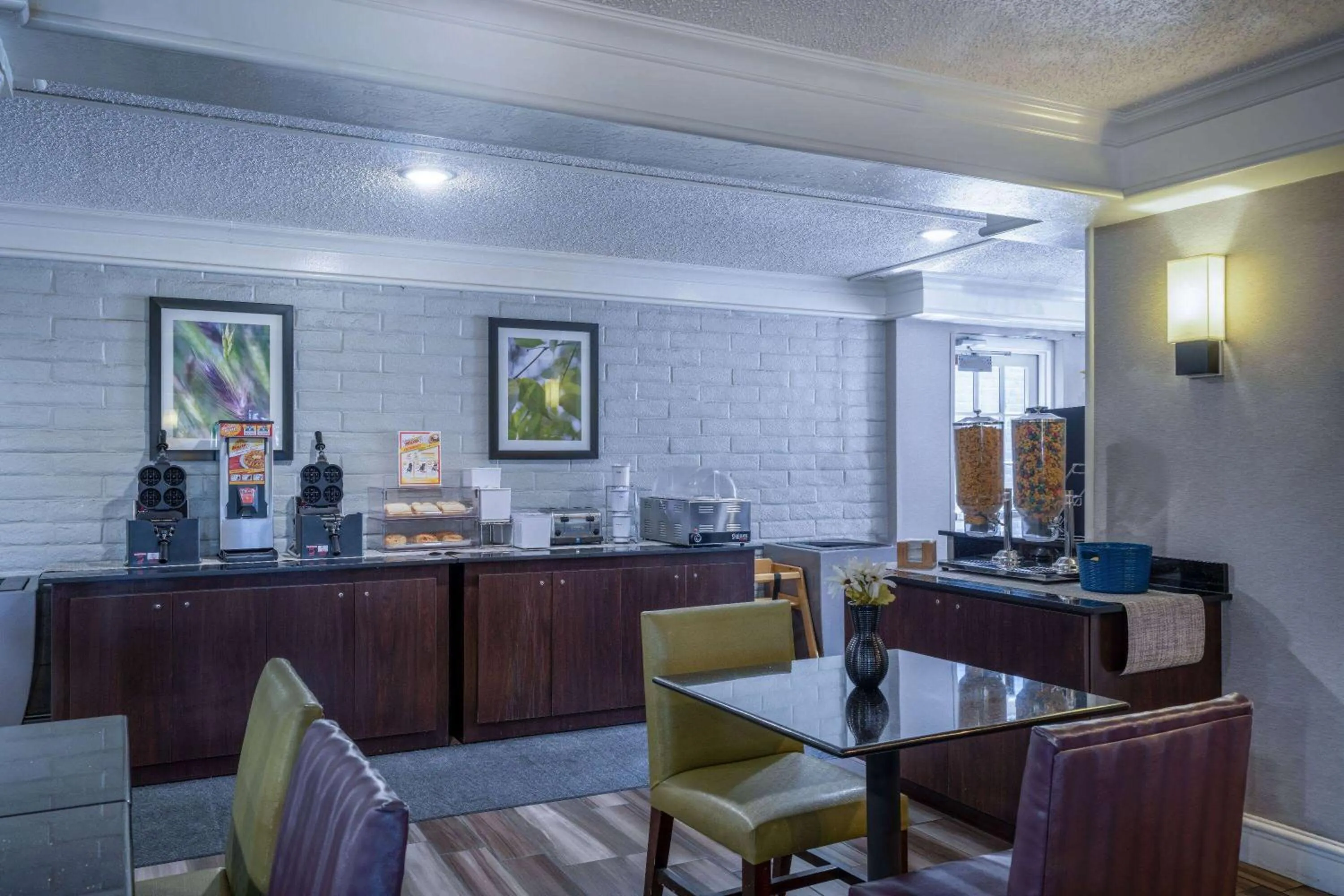 Breakfast in La Quinta Inn by Wyndham Sacramento North