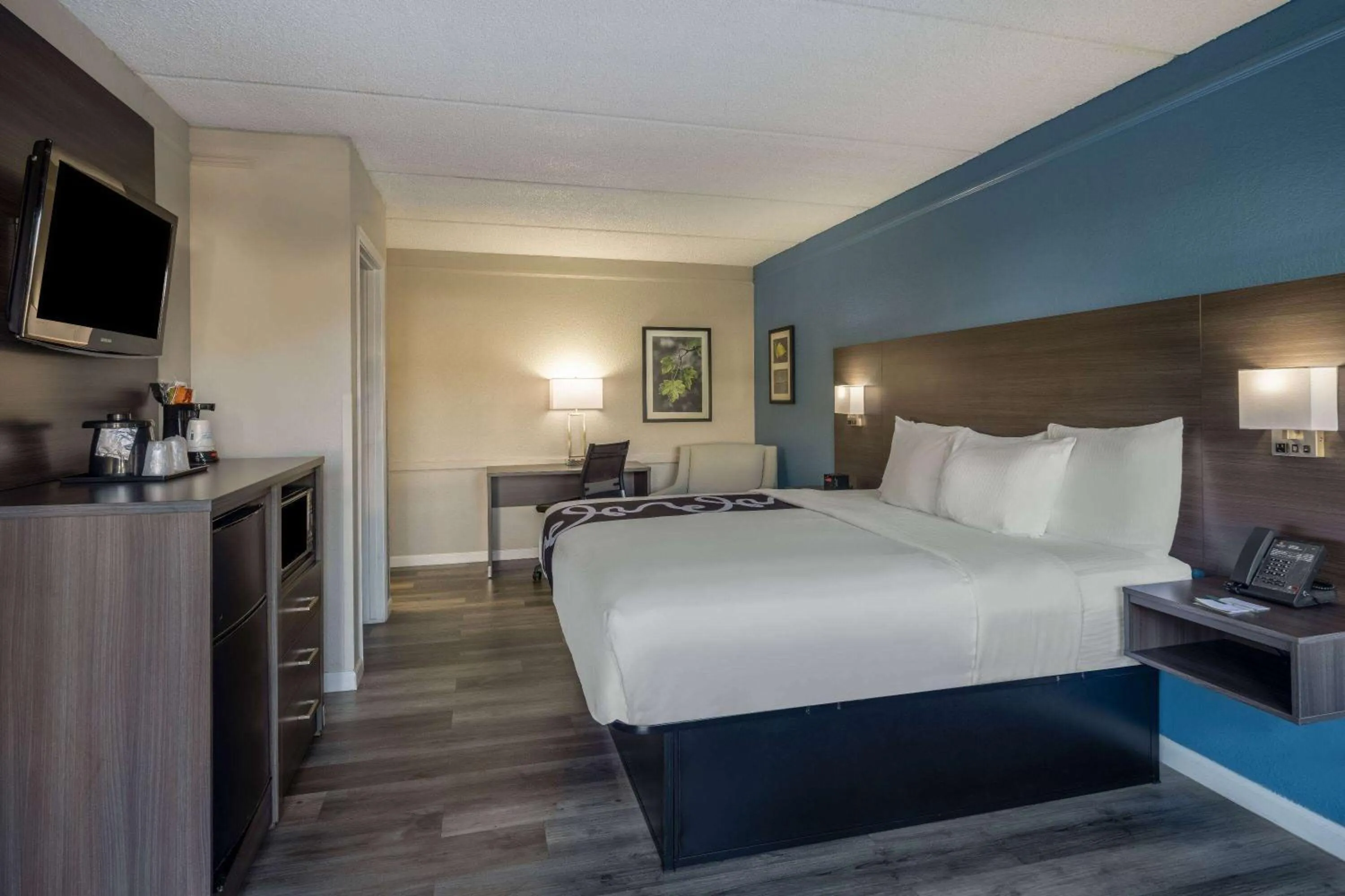 Photo of the whole room, Bed in La Quinta Inn by Wyndham Sacramento North