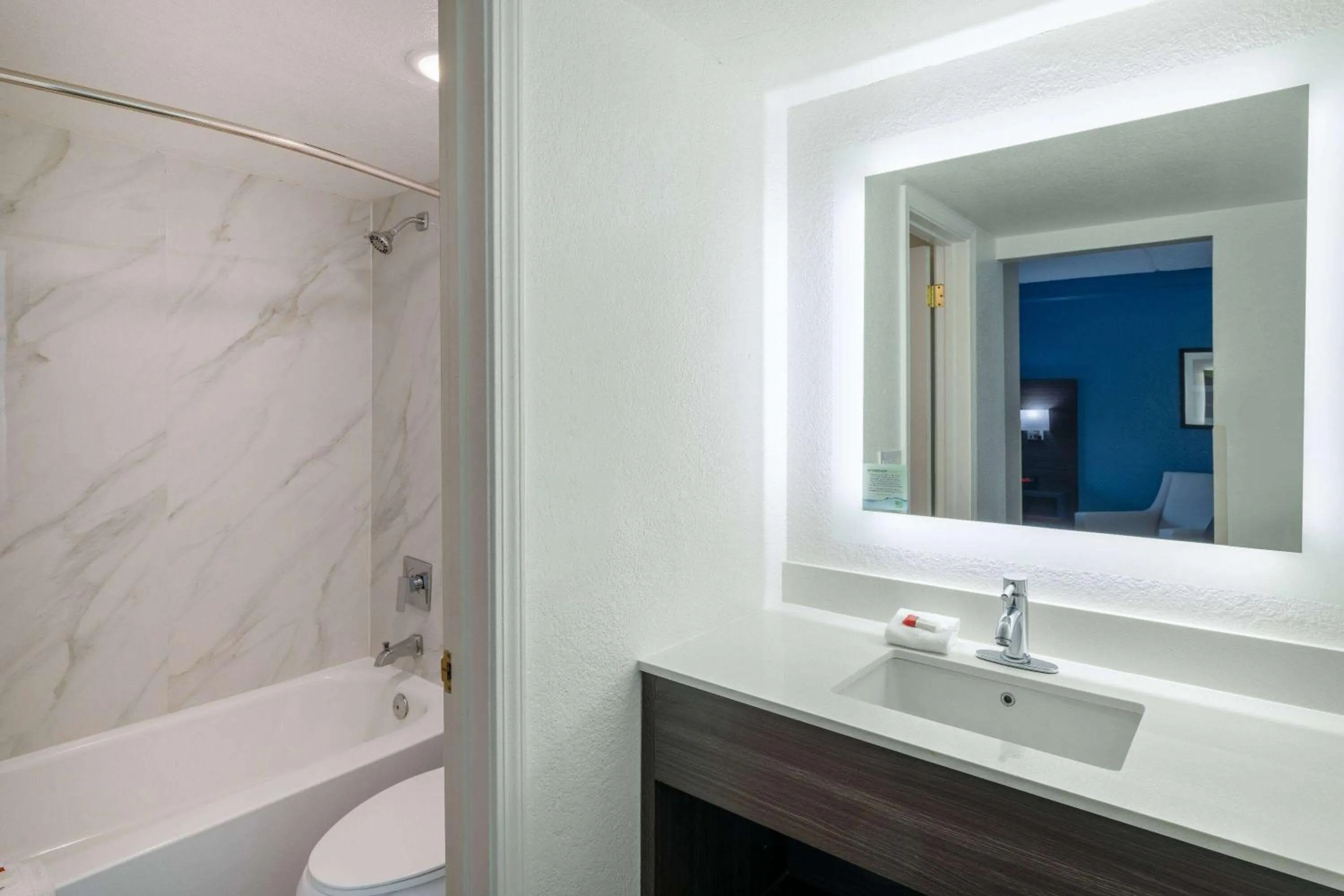 Shower in La Quinta Inn by Wyndham Sacramento North