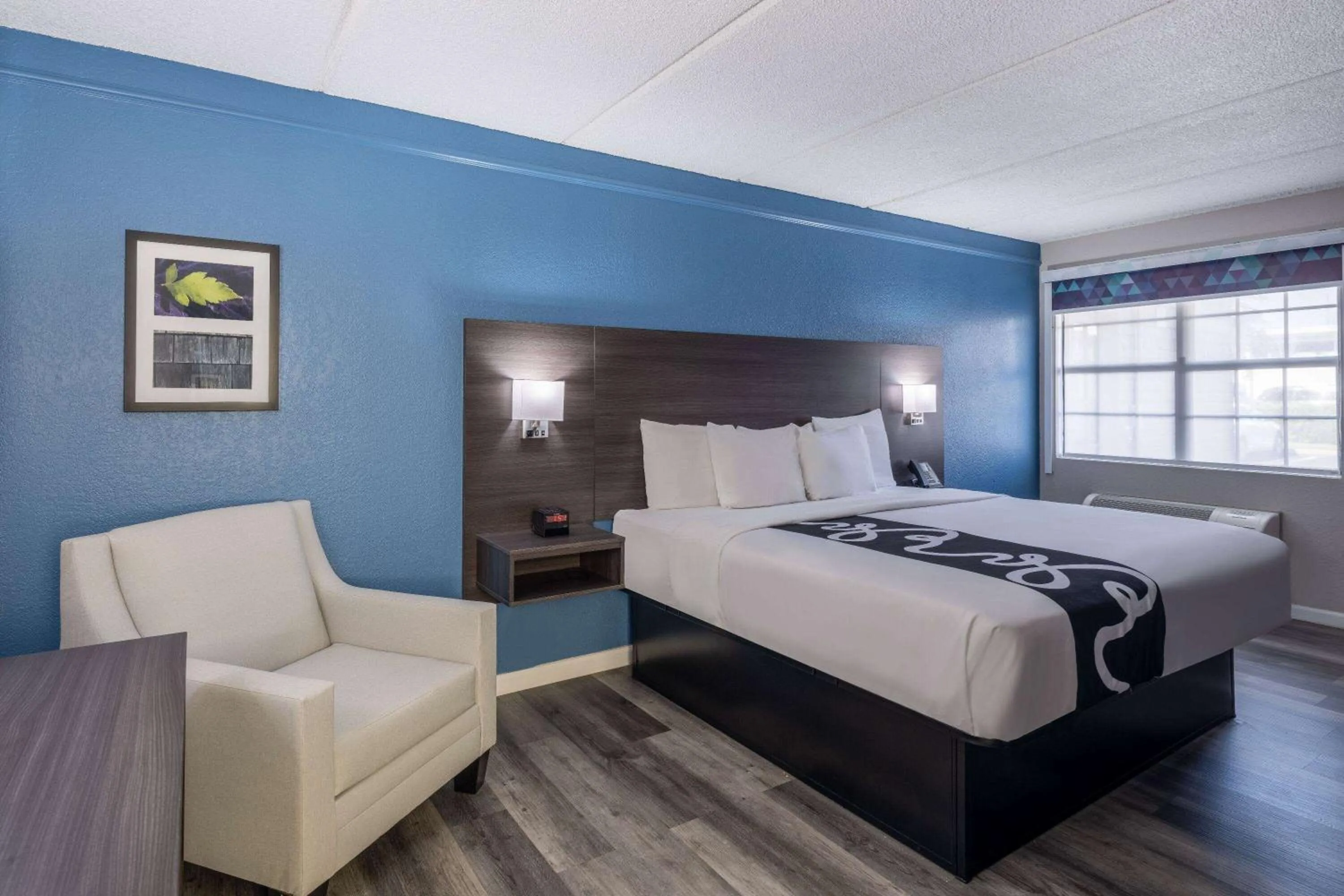 Photo of the whole room, Bed in La Quinta Inn by Wyndham Sacramento North