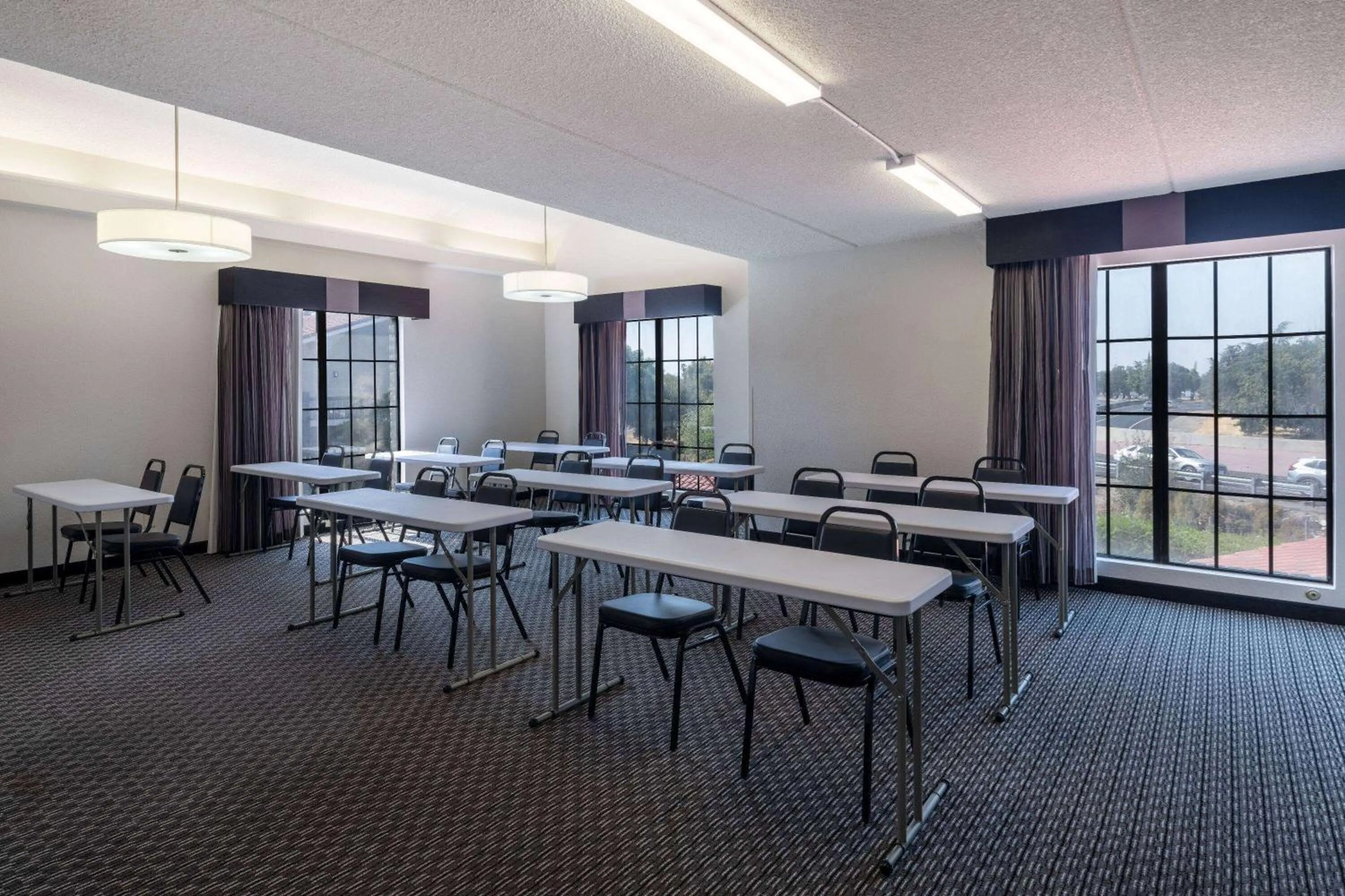 Meeting/conference room in La Quinta Inn by Wyndham Sacramento North