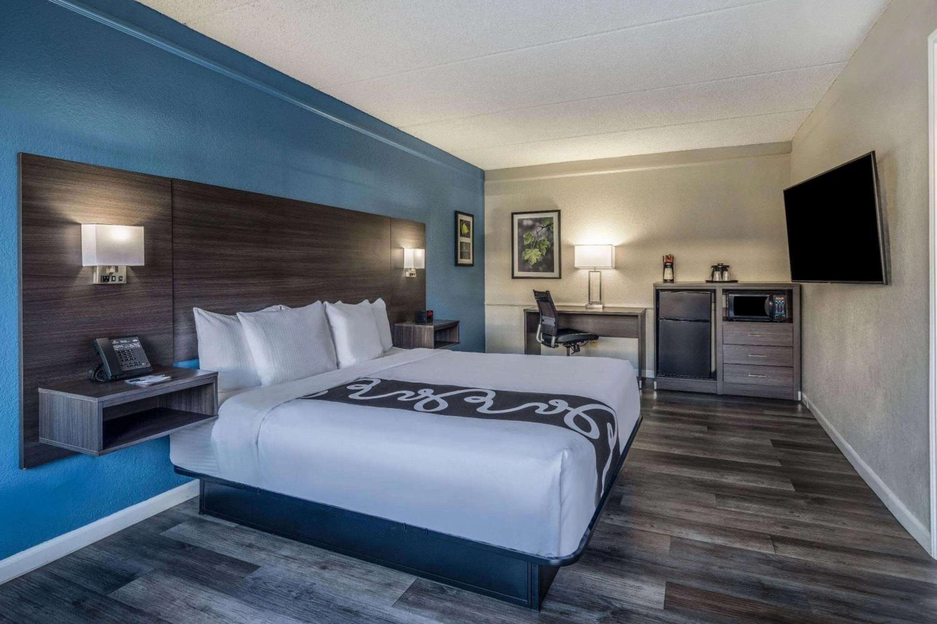 Bed in La Quinta Inn by Wyndham Sacramento North