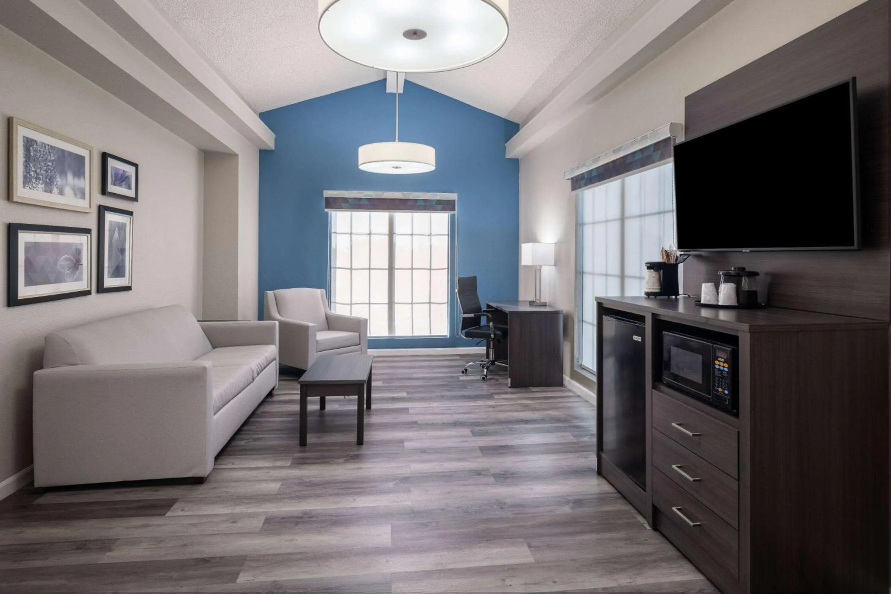 TV and multimedia in La Quinta Inn by Wyndham Sacramento North