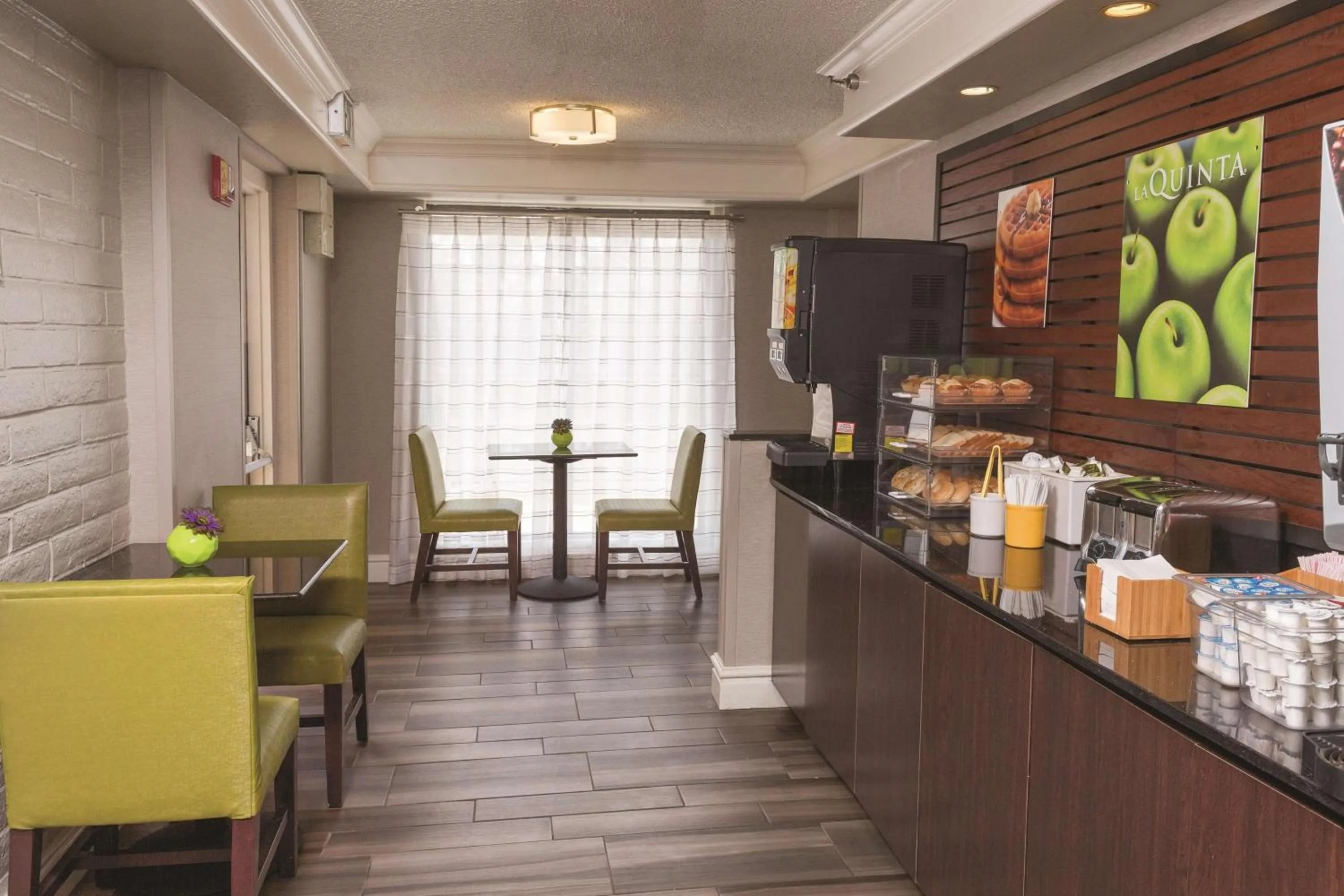 Restaurant/Places to Eat in La Quinta Inn by Wyndham Ventura