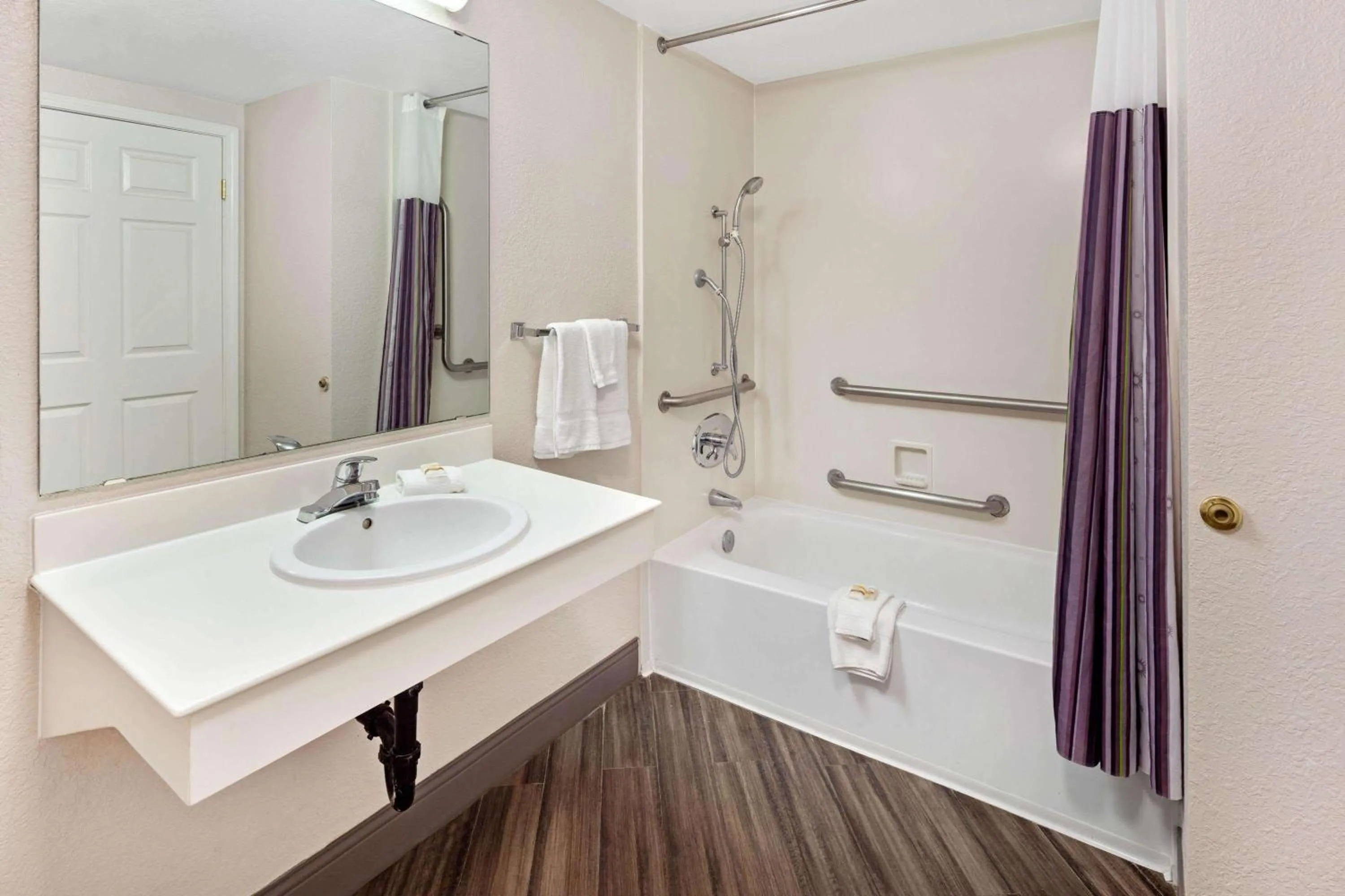 Bathroom in La Quinta Inn by Wyndham Ventura