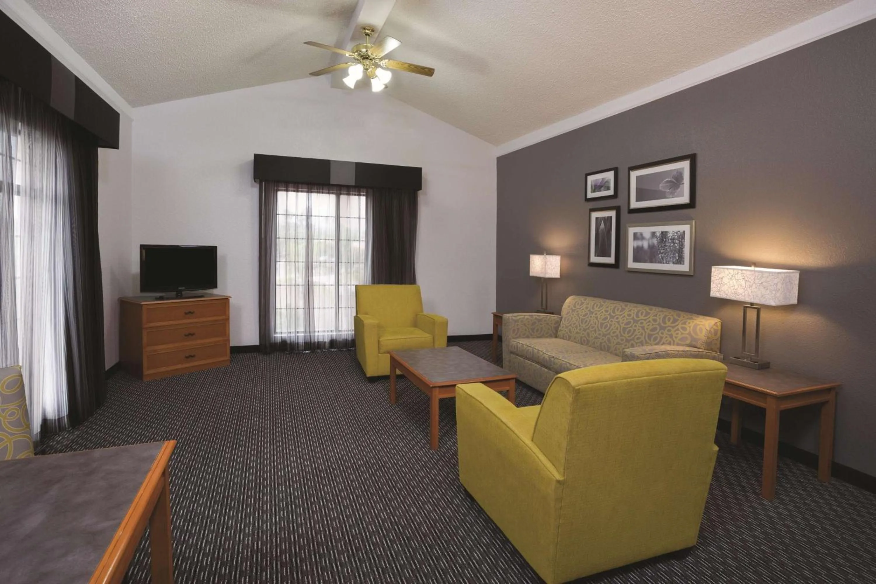 Photo of the whole room, Seating Area in La Quinta Inn by Wyndham Ventura