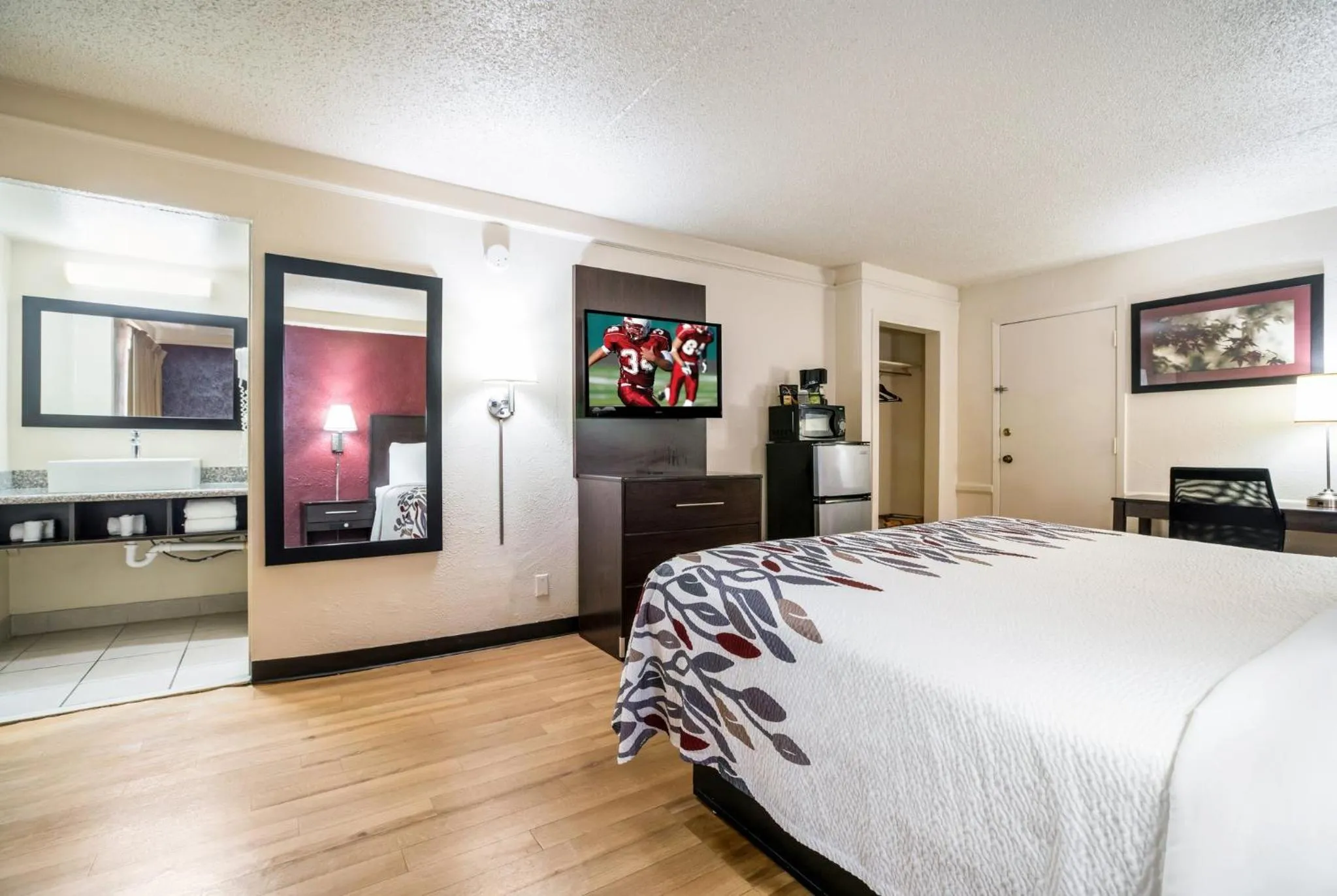 Photo of the whole room, Bed in Red Roof Inn North Dallas - Park Central