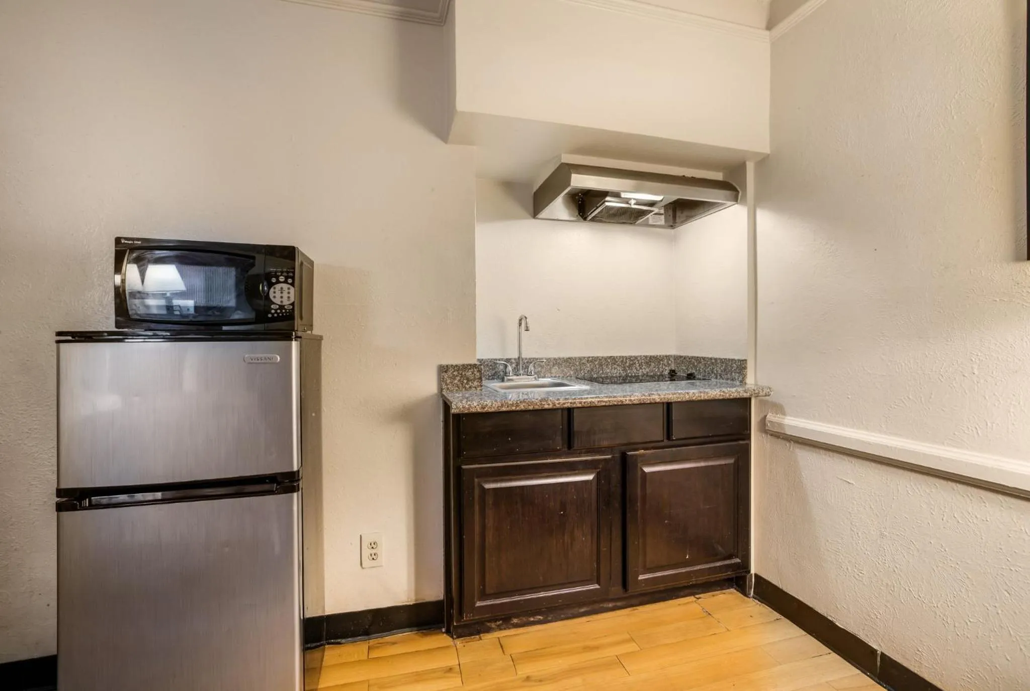 Photo of the whole room in Red Roof Inn North Dallas - Park Central