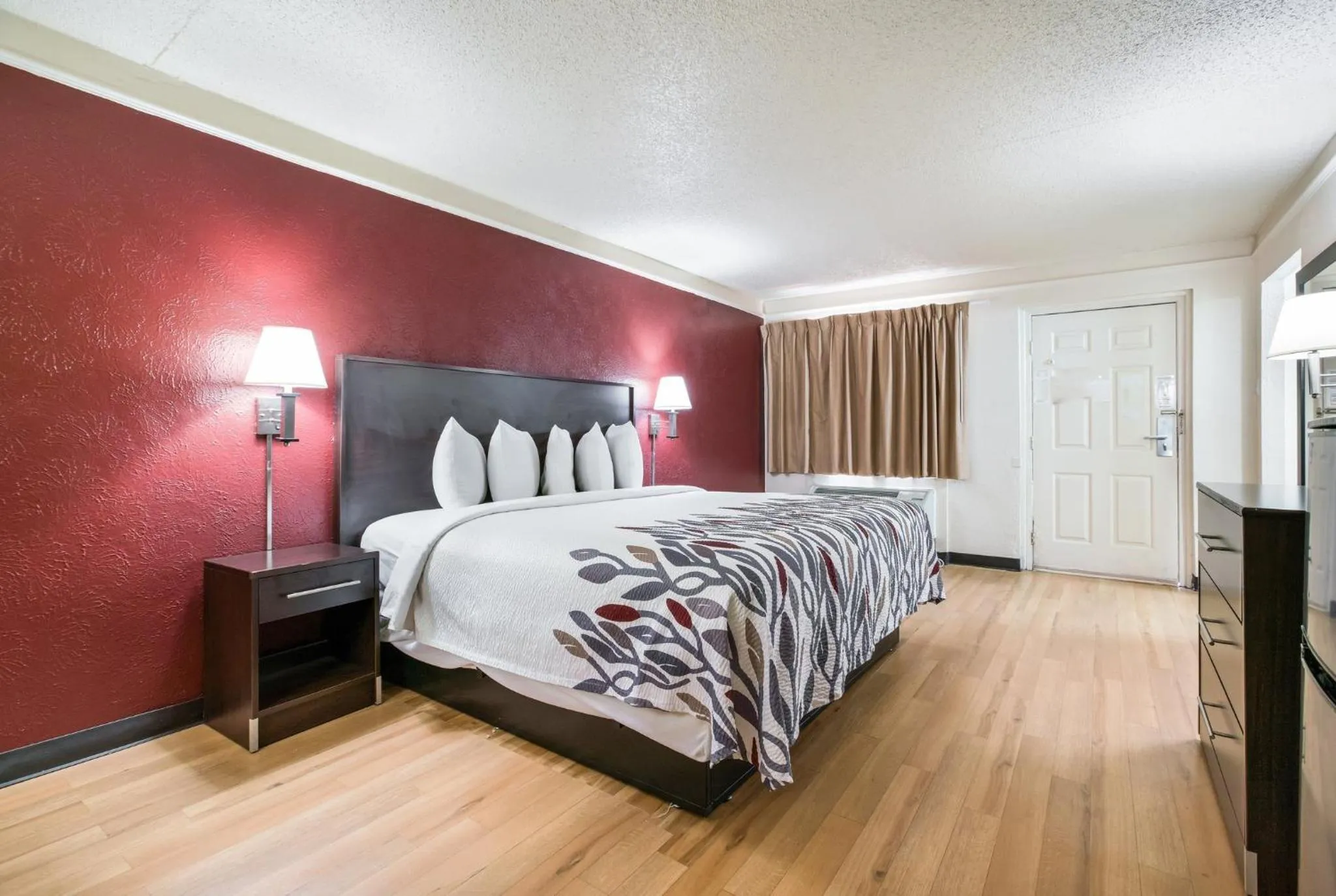 Photo of the whole room, Bed in Red Roof Inn North Dallas - Park Central