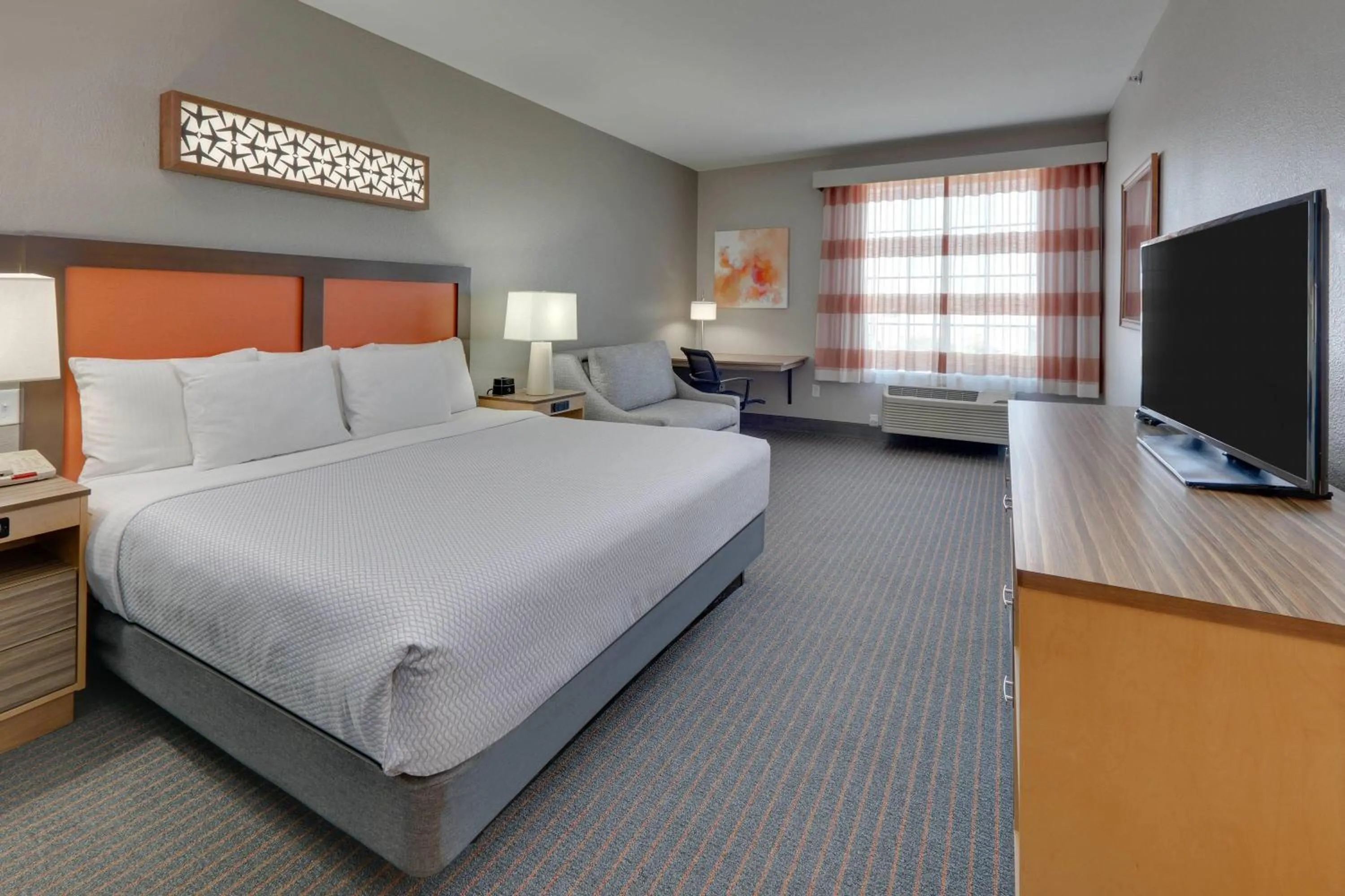 Photo of the whole room, Bed in La Quinta by Wyndham Dallas Love Field