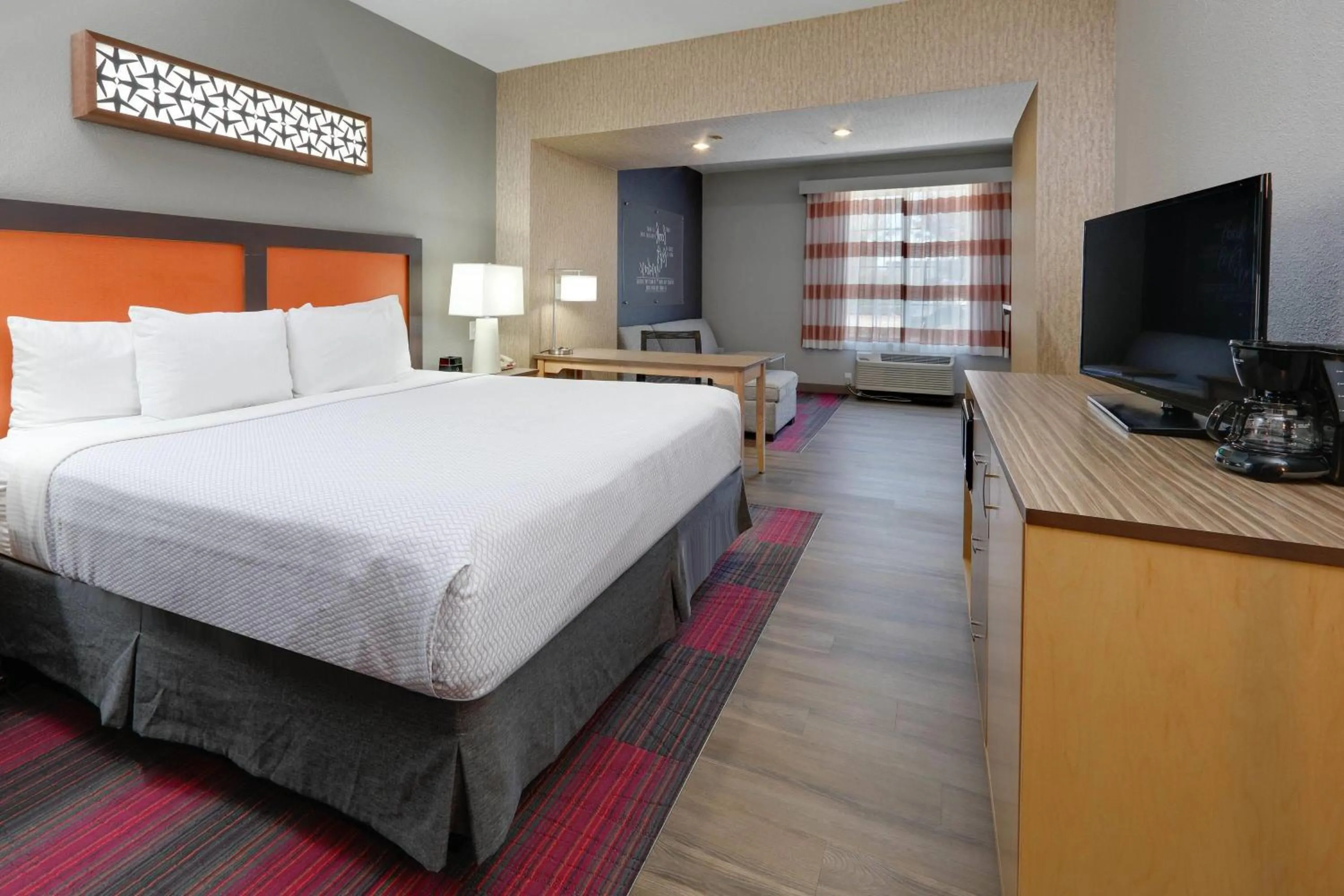Photo of the whole room, Bed in La Quinta by Wyndham Dallas Love Field