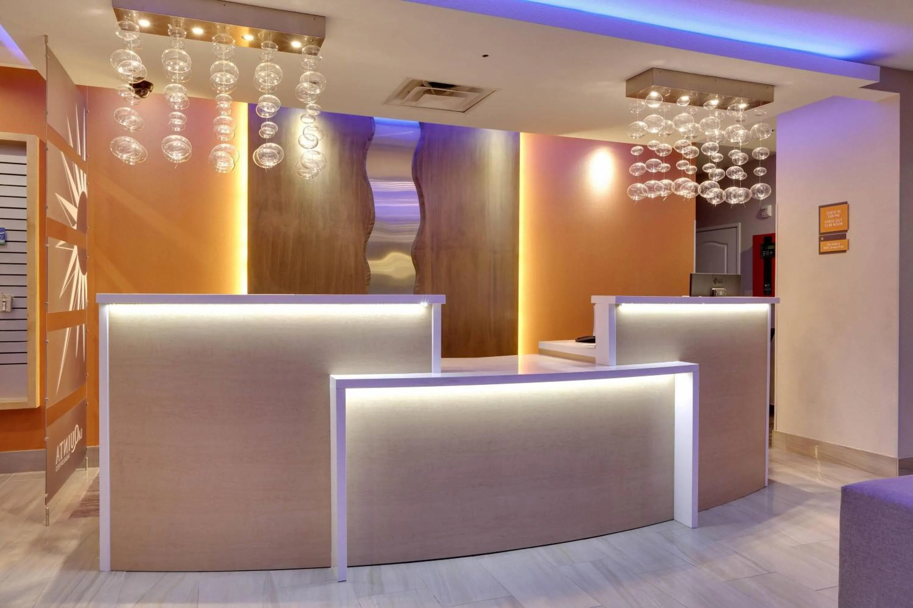 Lobby or reception in La Quinta by Wyndham Dallas Love Field