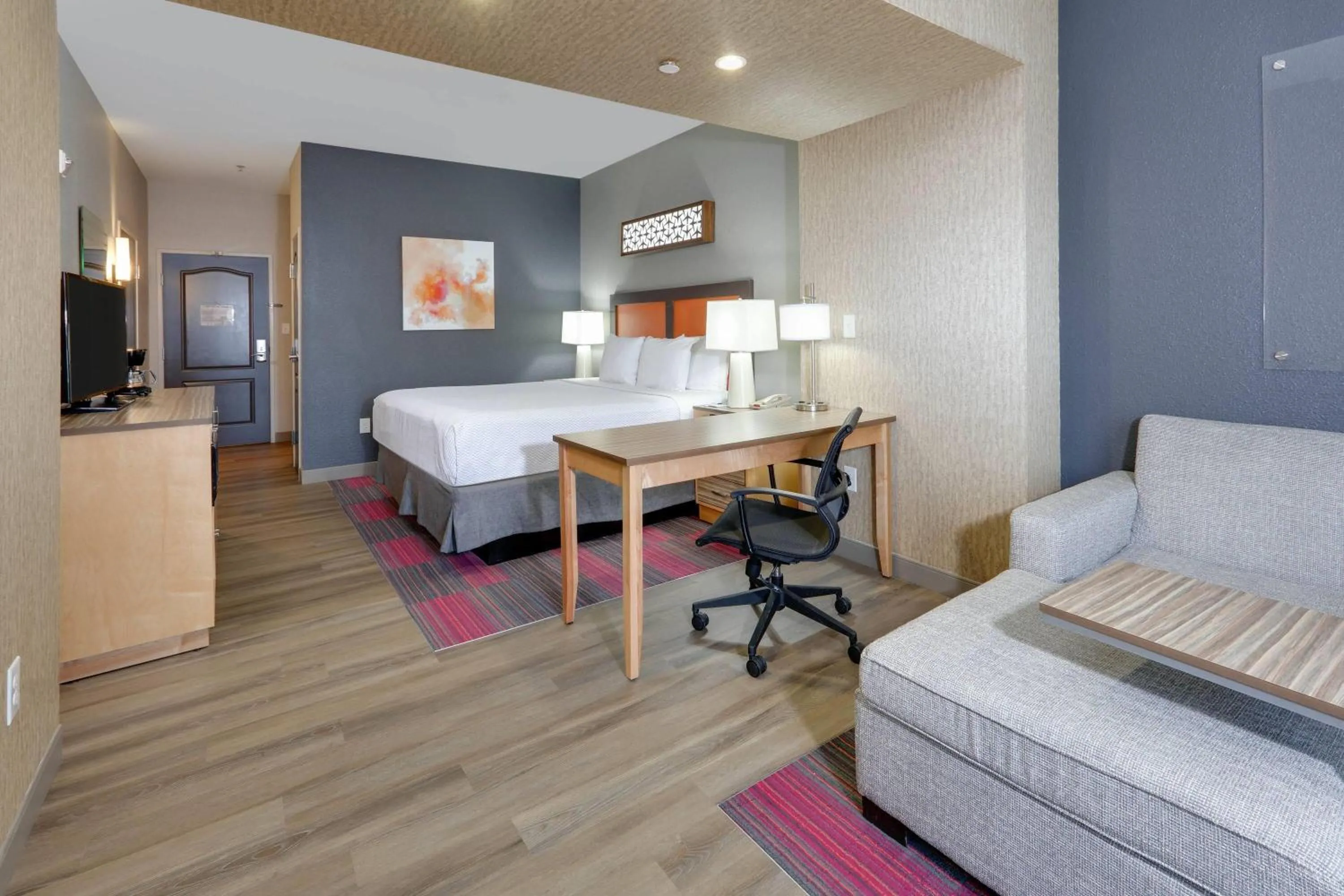 Photo of the whole room, Bed in La Quinta by Wyndham Dallas Love Field