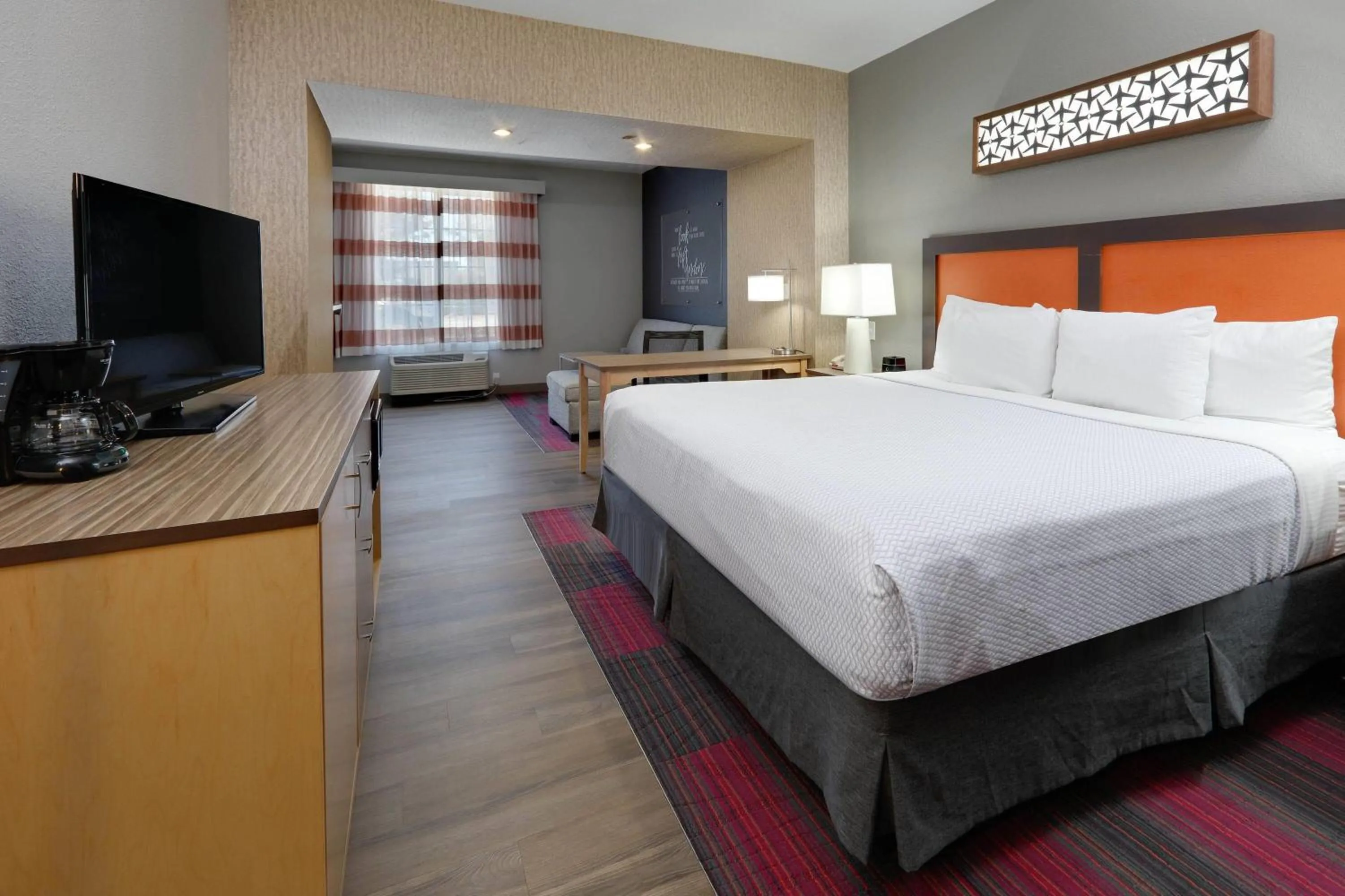 Photo of the whole room, Bed in La Quinta by Wyndham Dallas Love Field