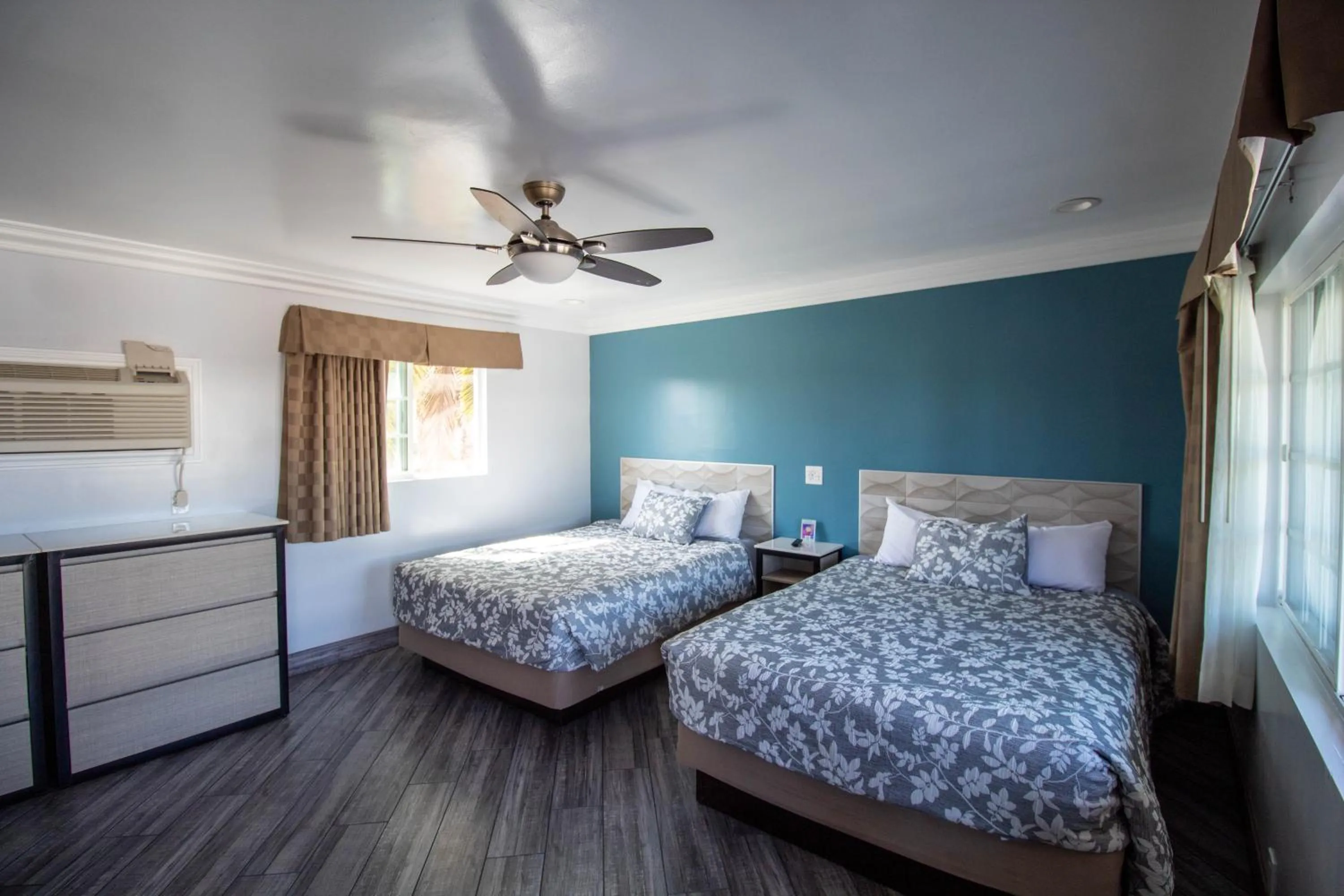 Photo of the whole room, Bed in Viking Motel-Ventura