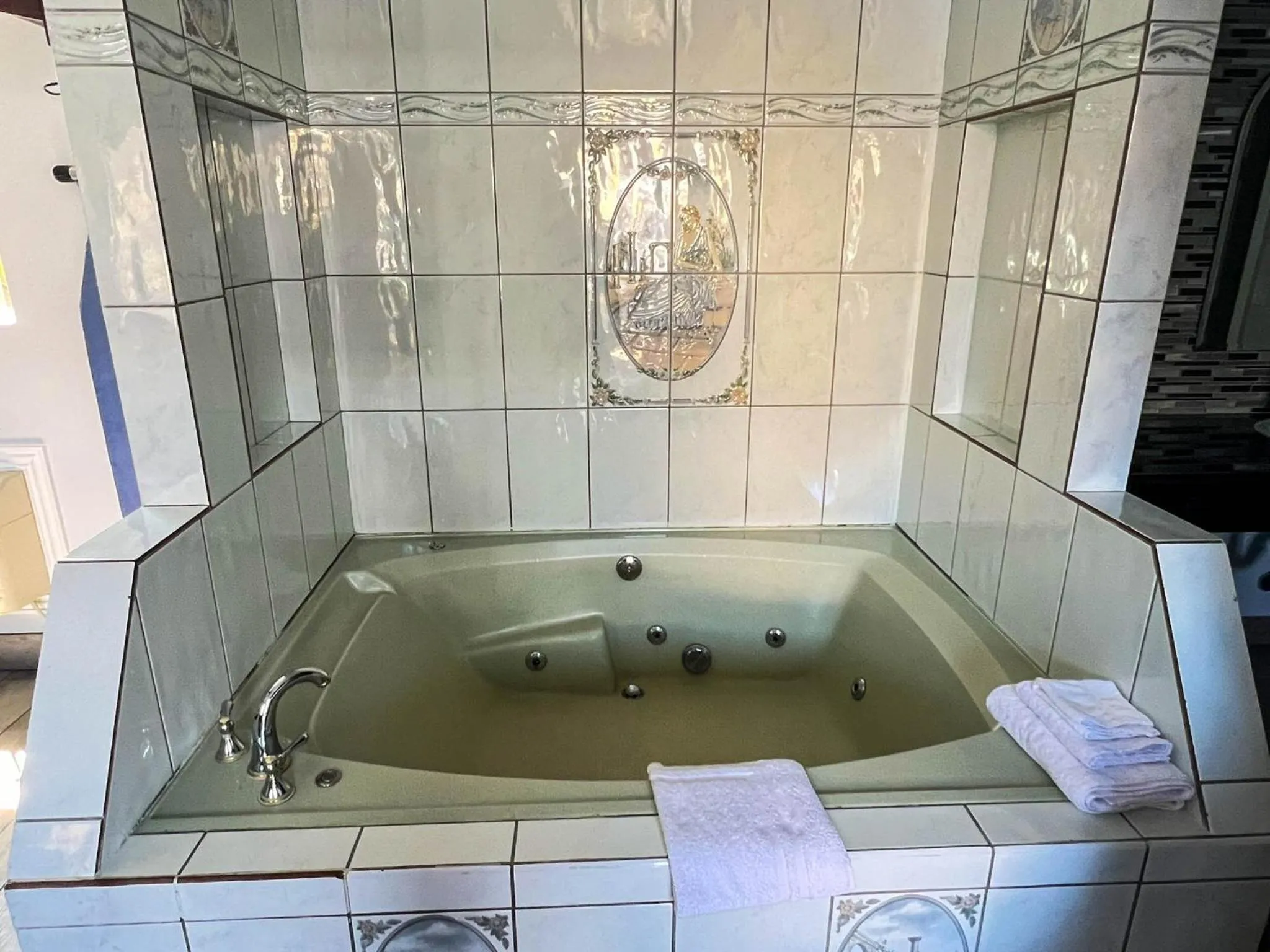 Hot Tub in Viking Motel-Ventura