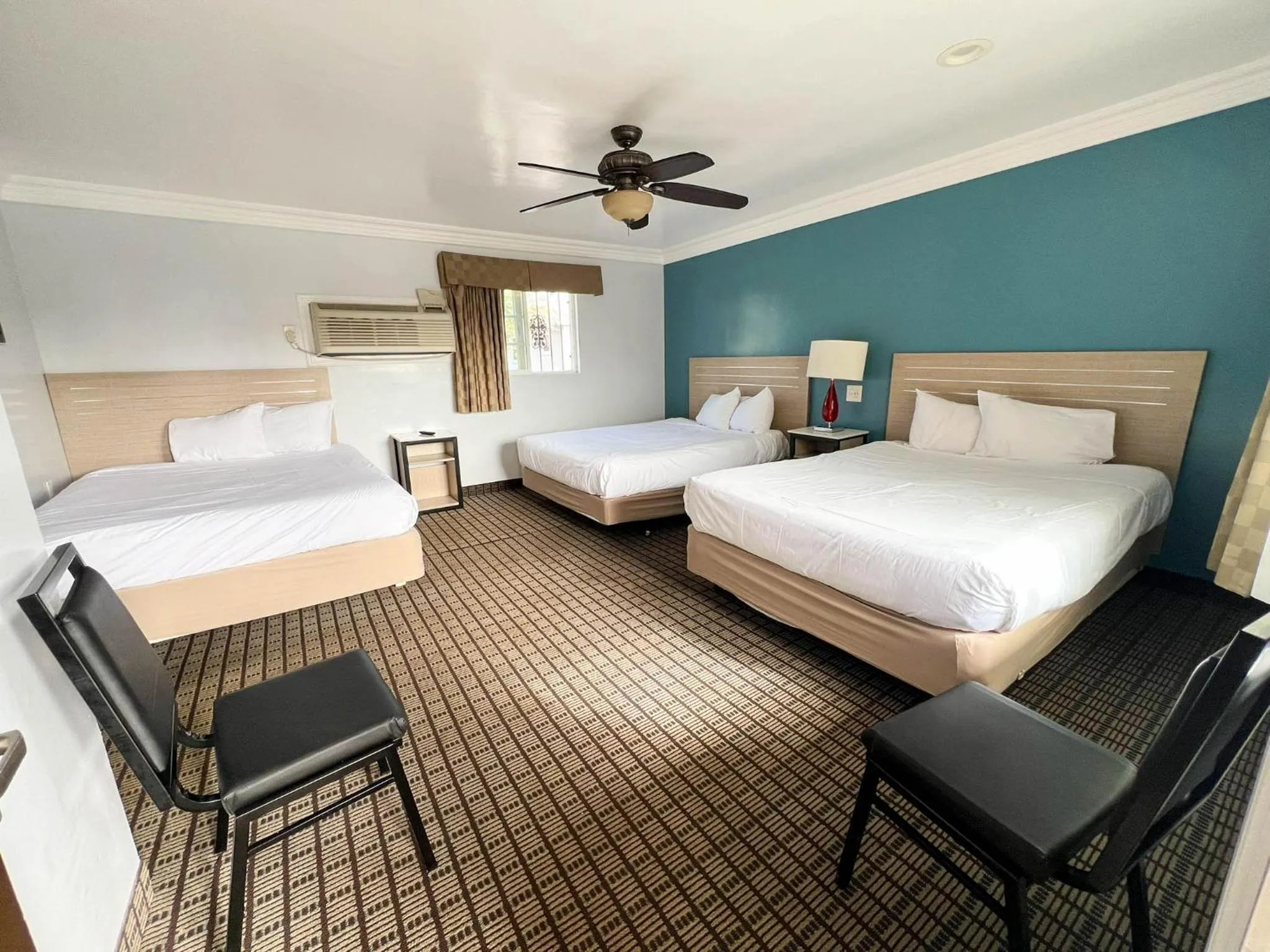 Photo of the whole room, Bed in Viking Motel-Ventura