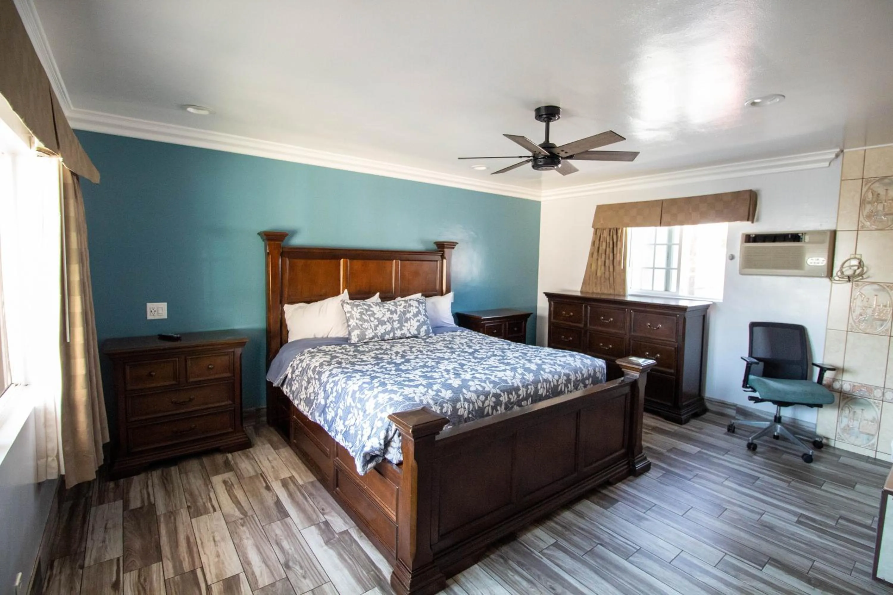 Photo of the whole room, Bed in Viking Motel-Ventura