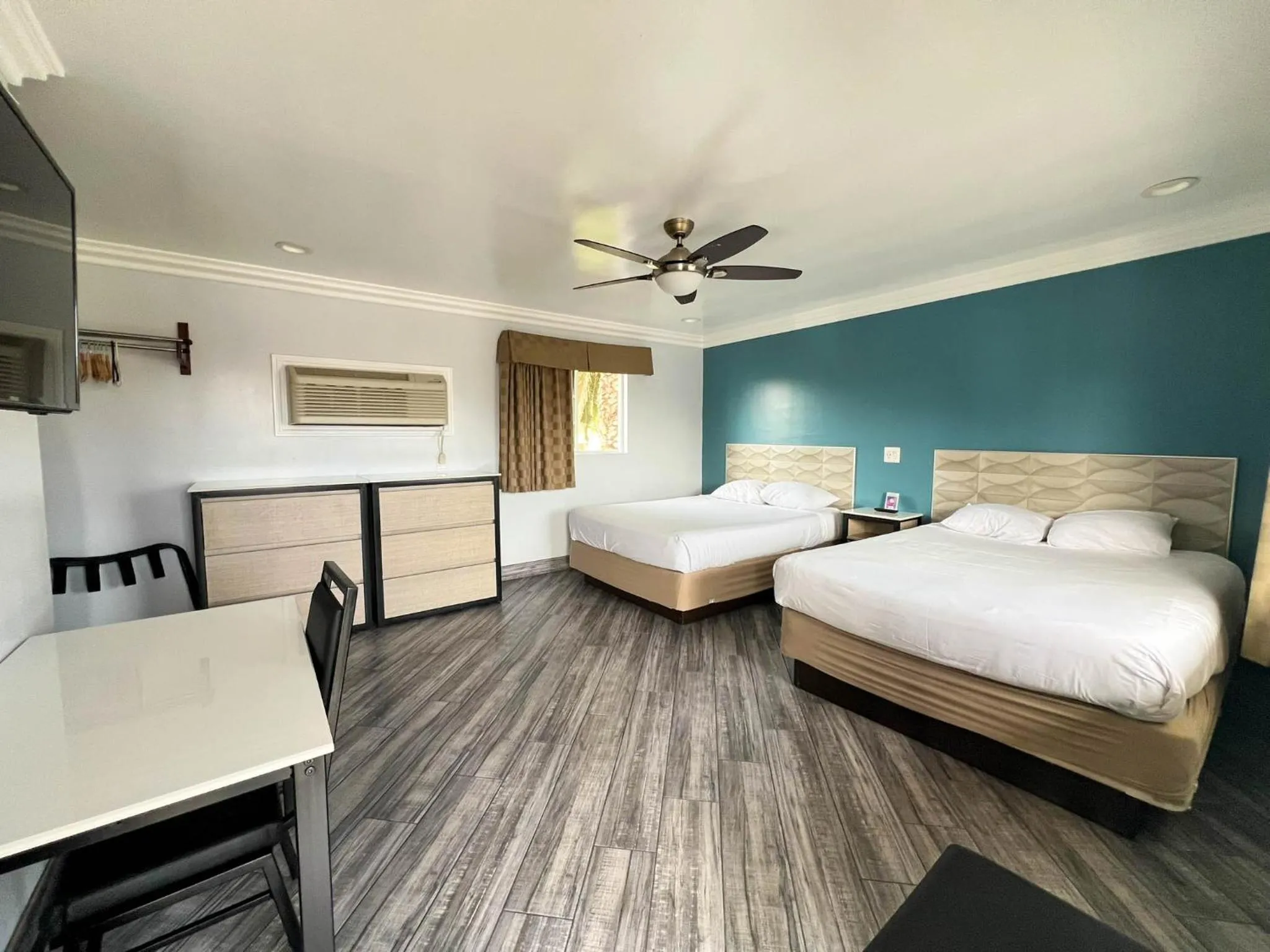 Photo of the whole room, Bed in Viking Motel-Ventura