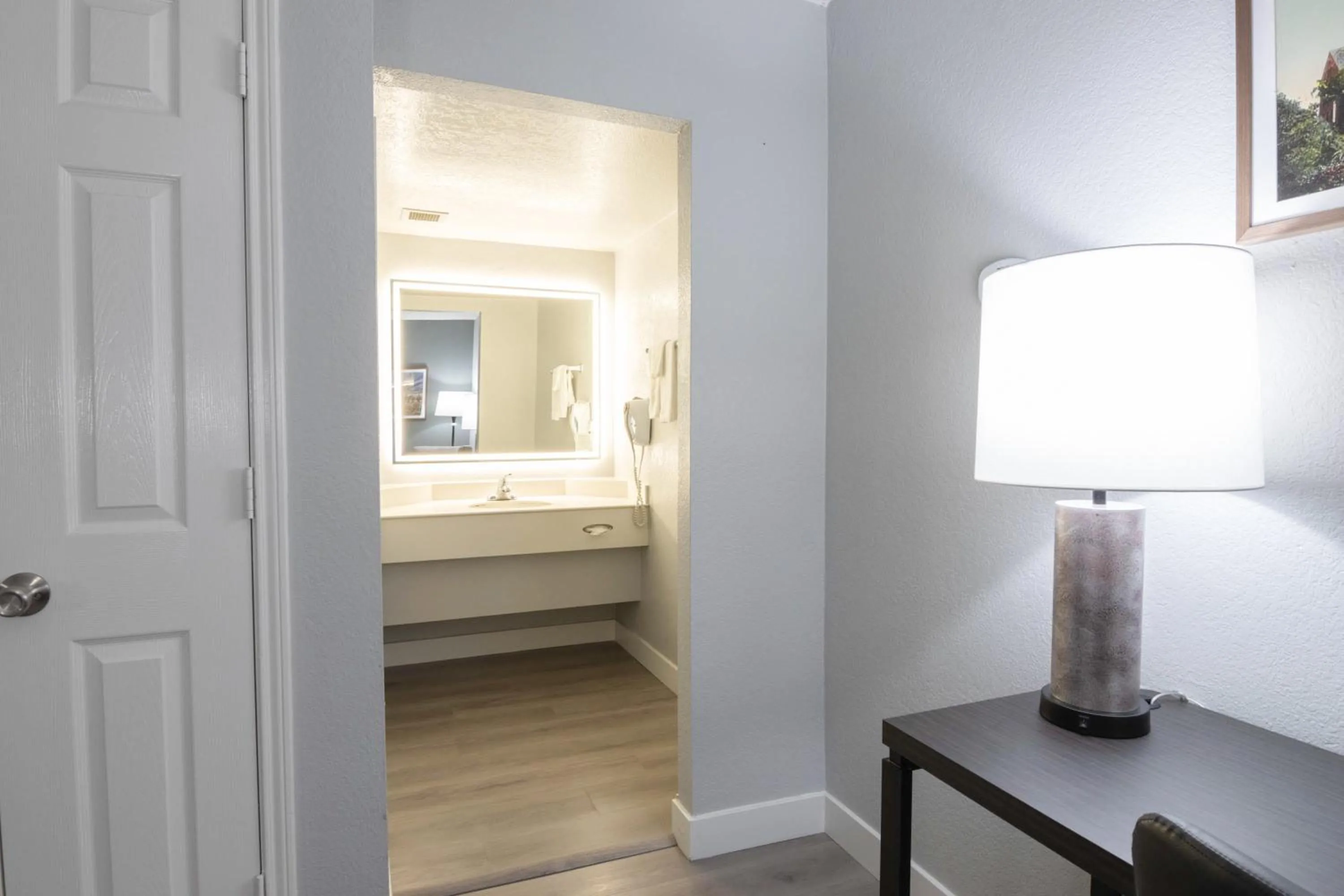 Bathroom, Bed in La Quinta Inn by Wyndham Stockton