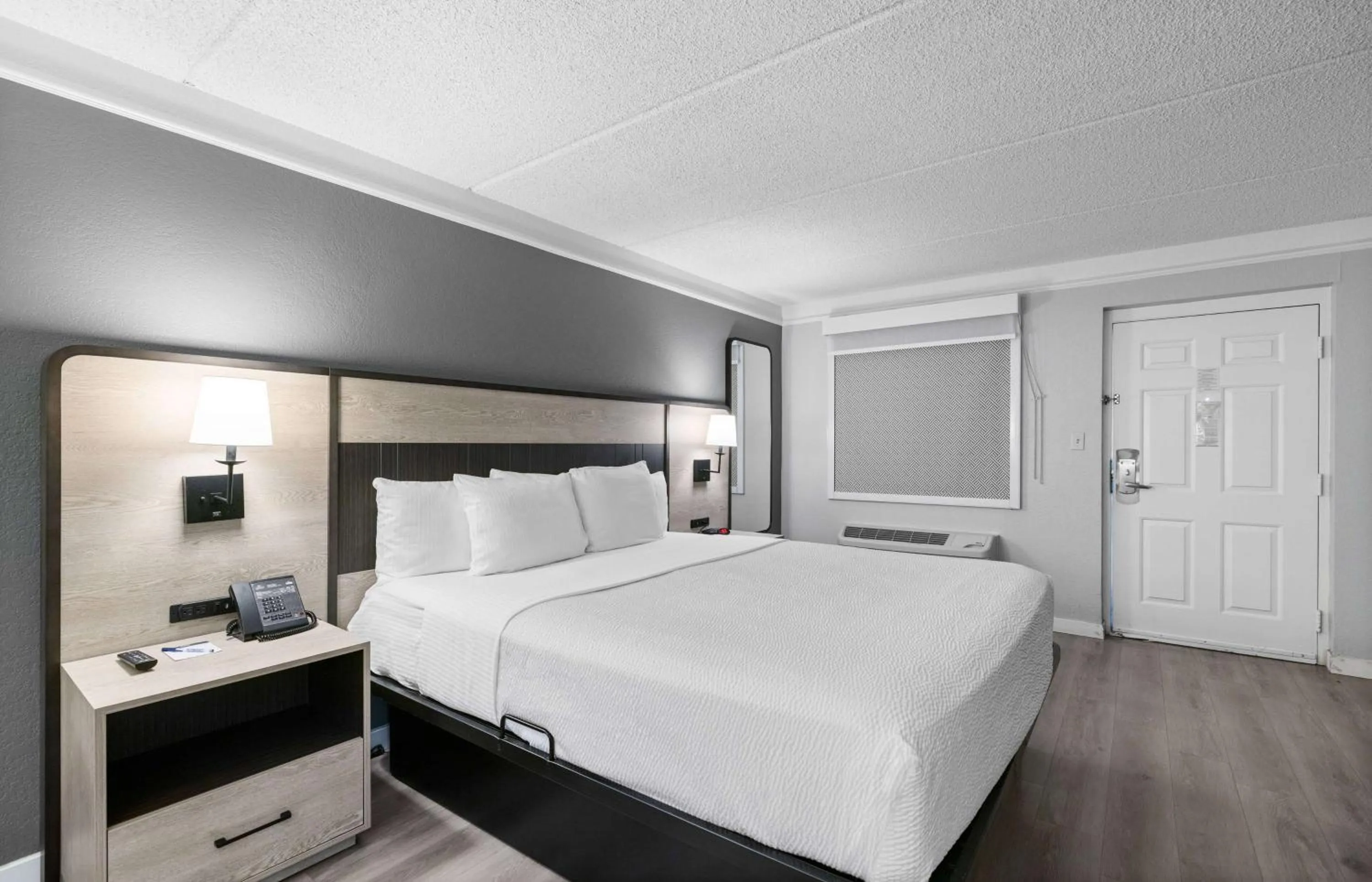 Photo of the whole room, Bed in La Quinta Inn by Wyndham Stockton