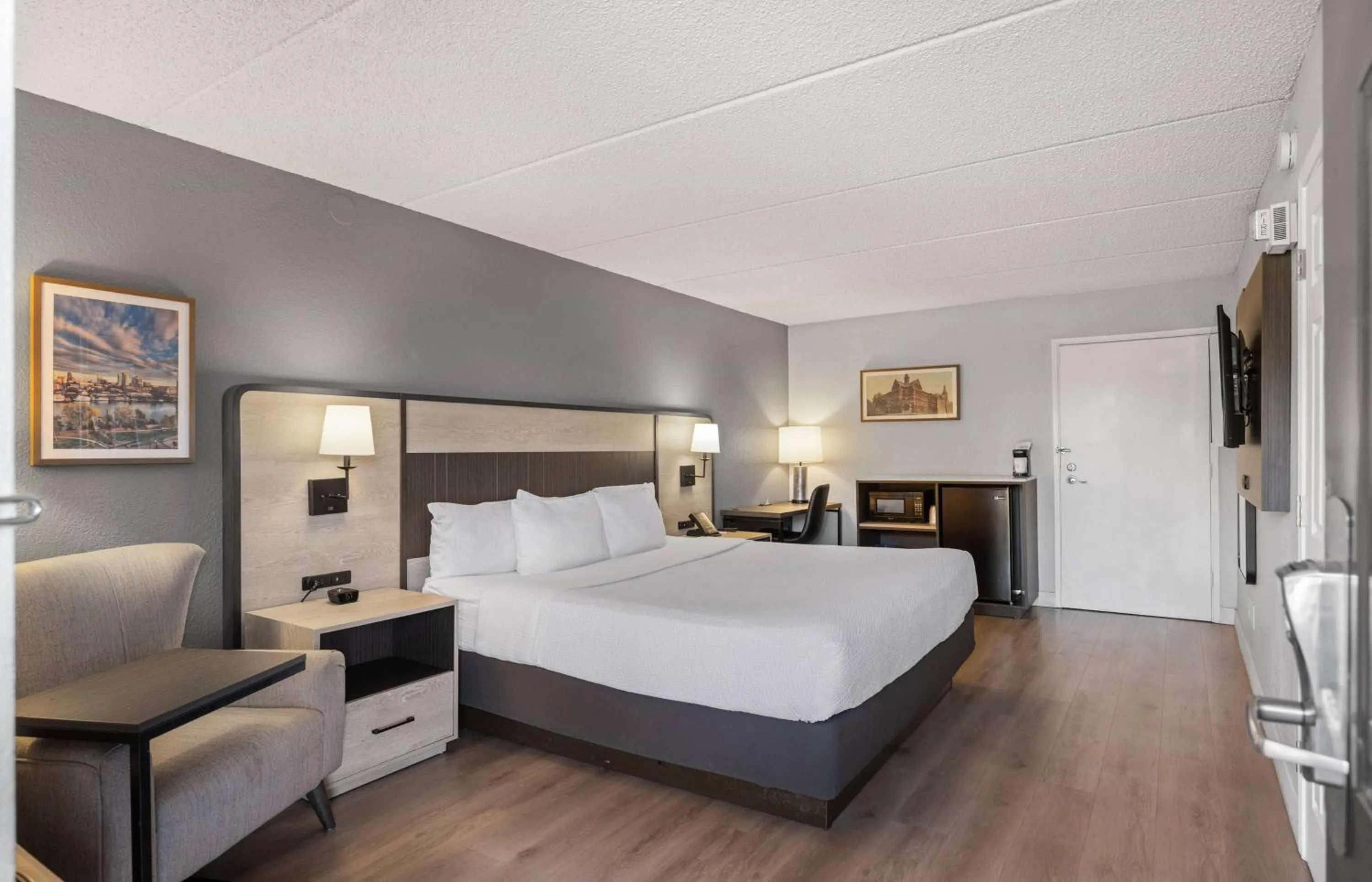 Photo of the whole room, Bed in La Quinta Inn by Wyndham Stockton