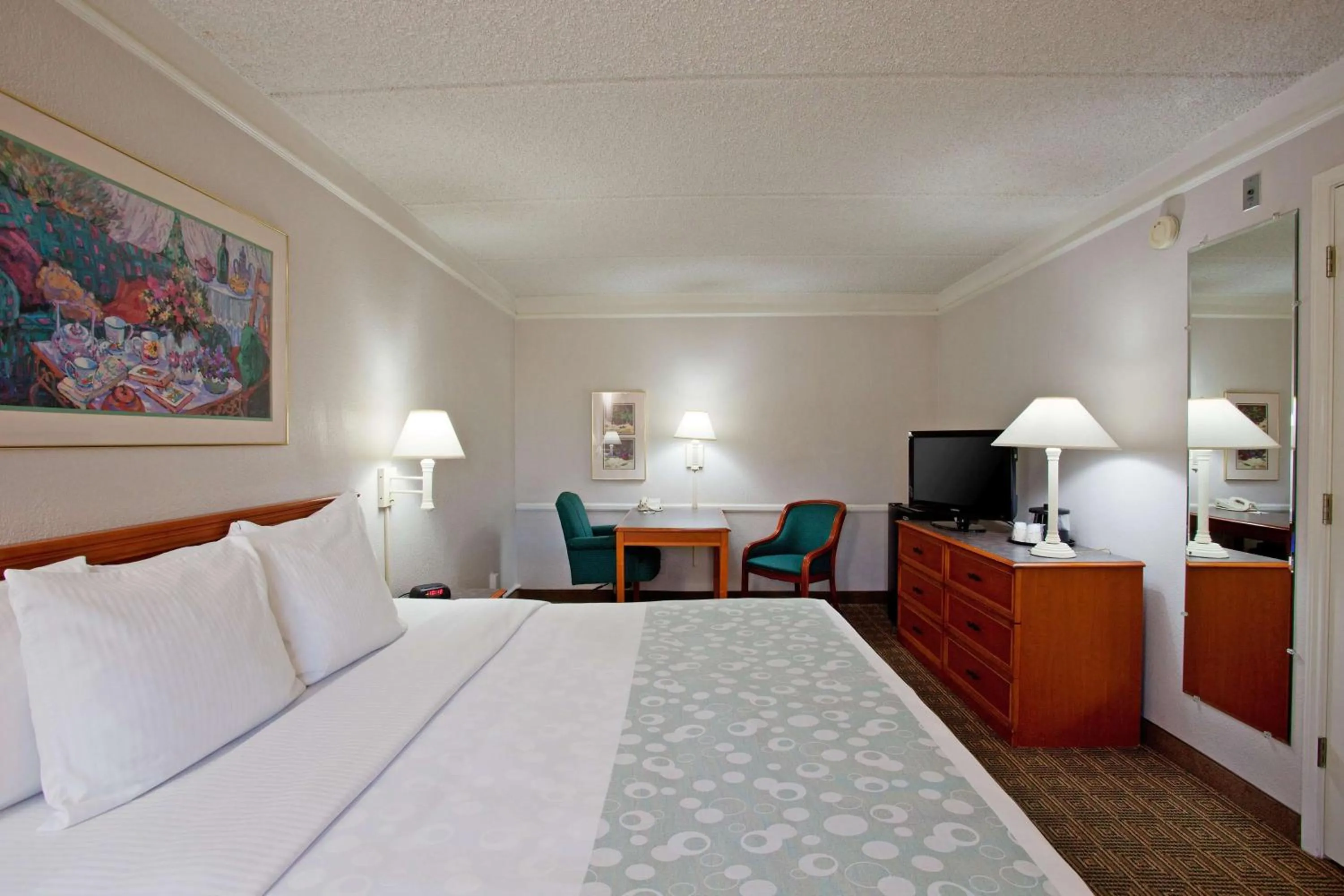 Photo of the whole room, Bed in Super 8 by Wyndham San Bernardino