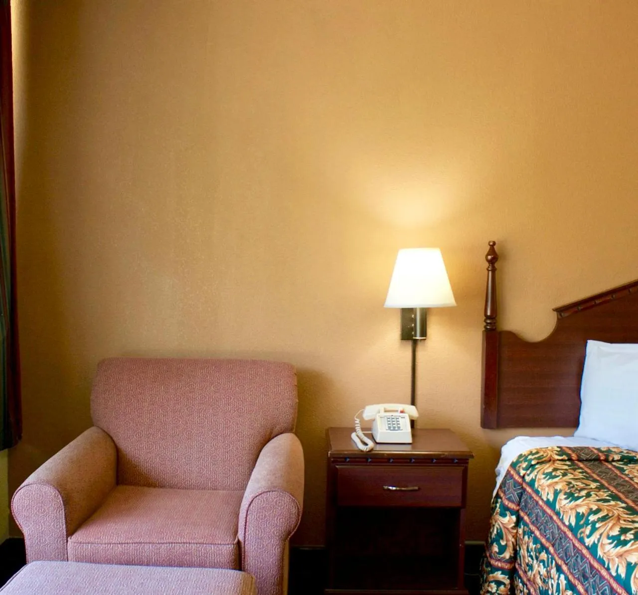 Seating area in Relax Inn - Monroe