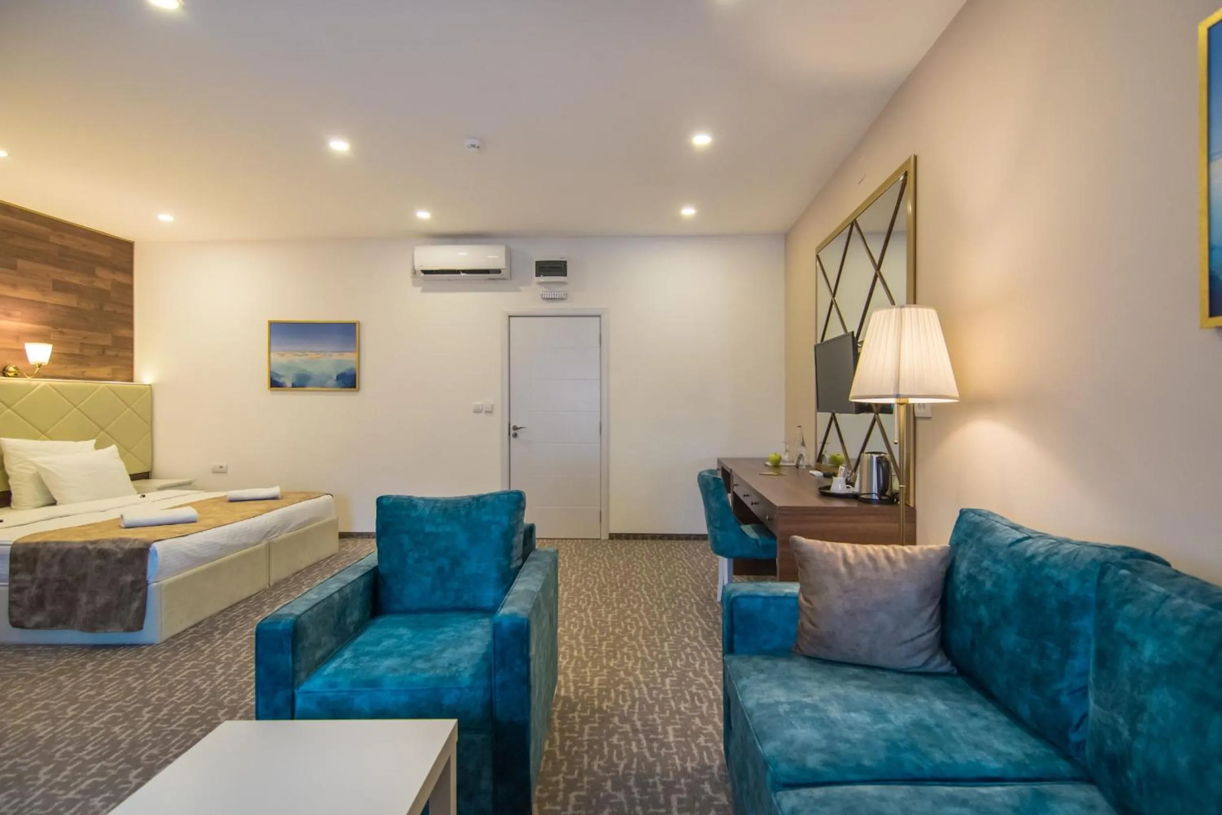 Seating area, Bed in Luxury Rooms Skadarlija