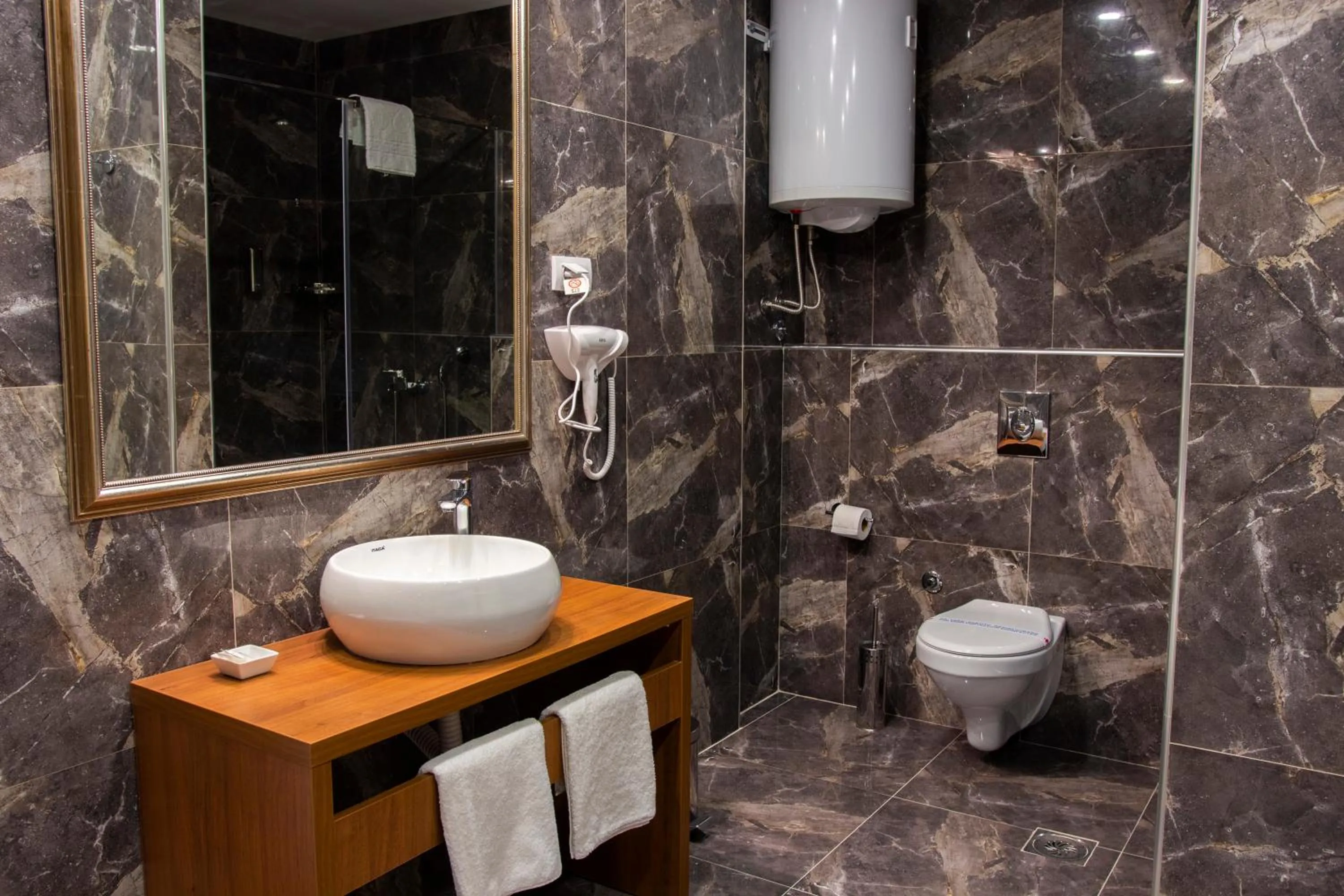 Shower in Luxury Rooms Skadarlija
