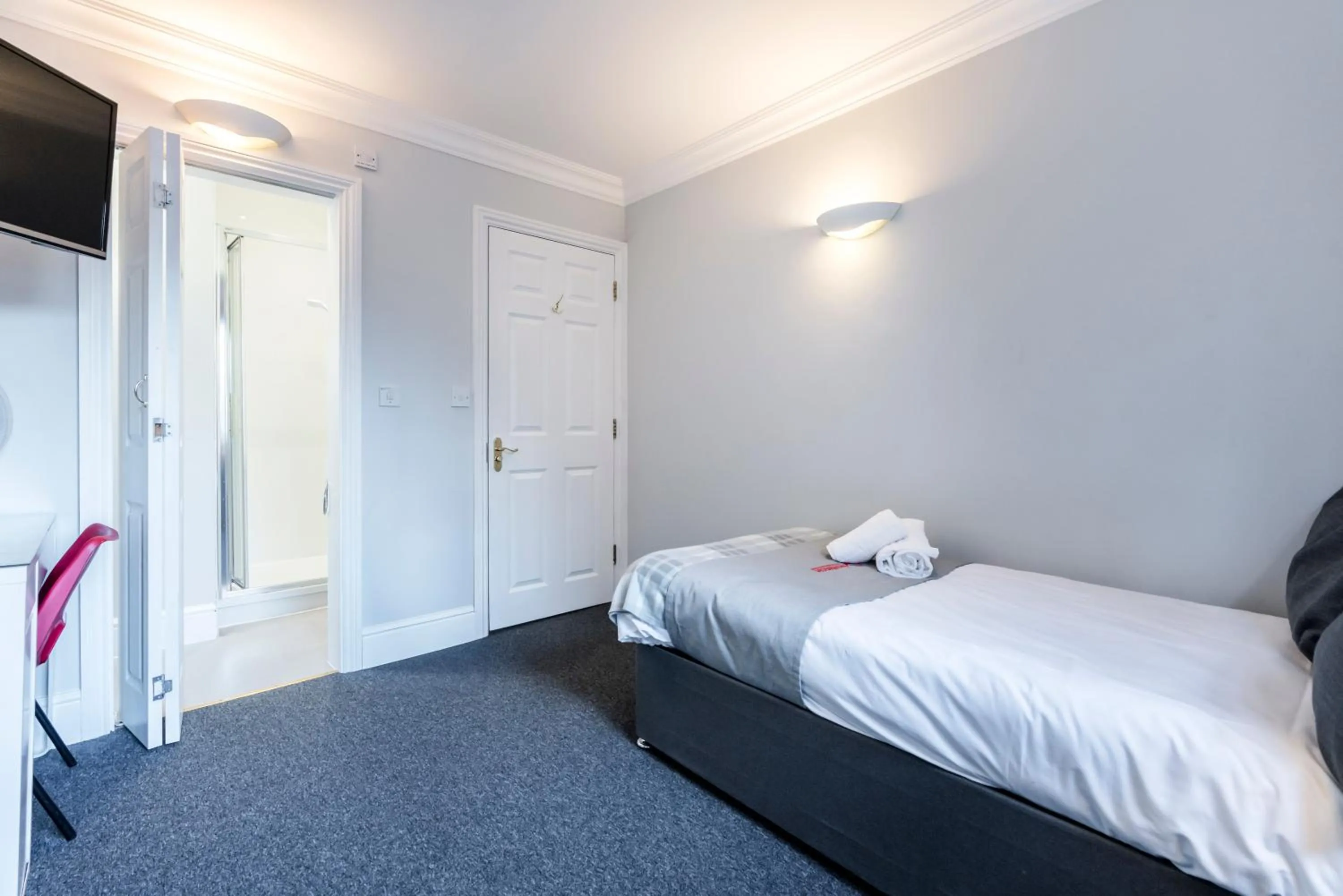 Bed in 1 Riverside Apartments