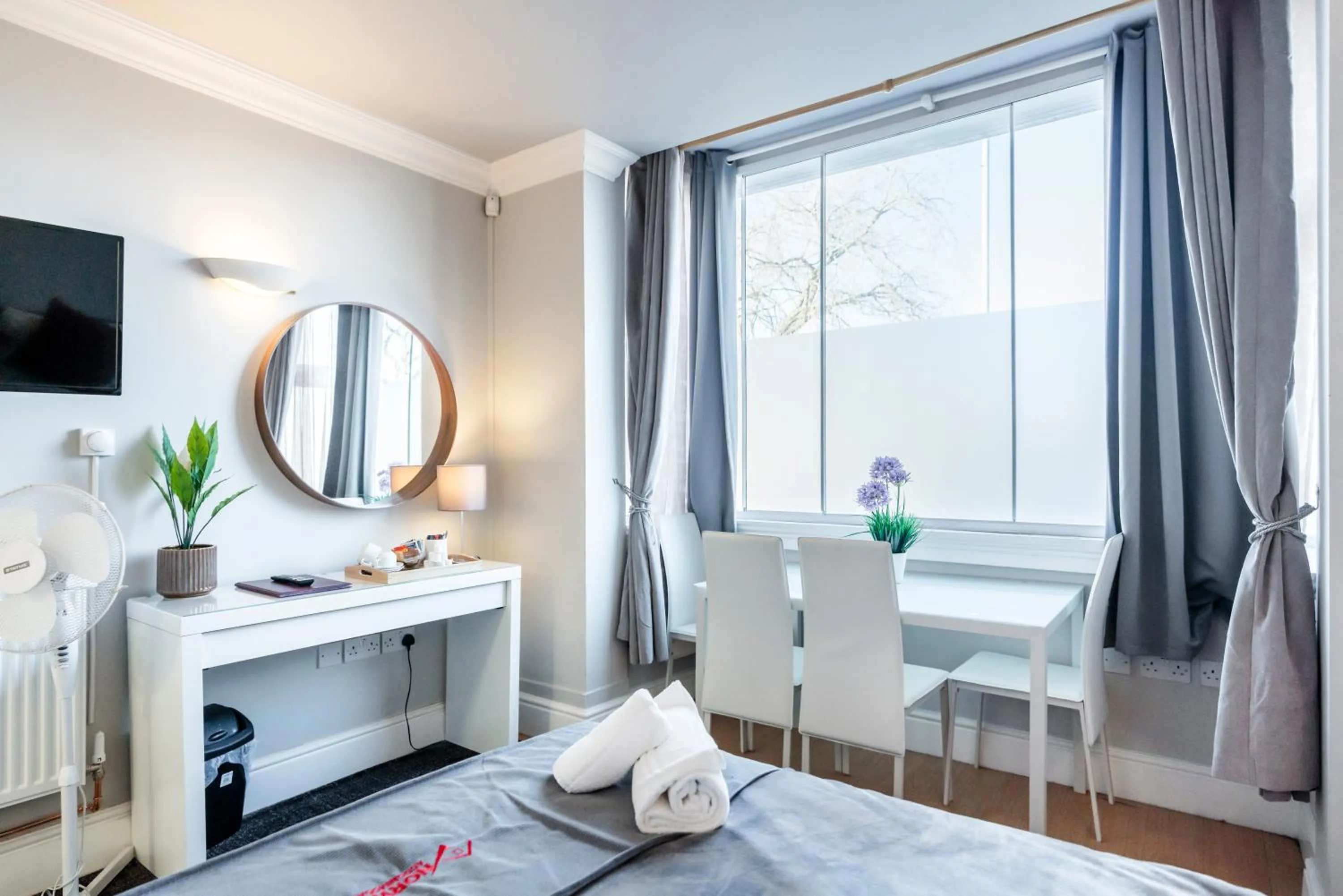 Bed in 1 Riverside Apartments