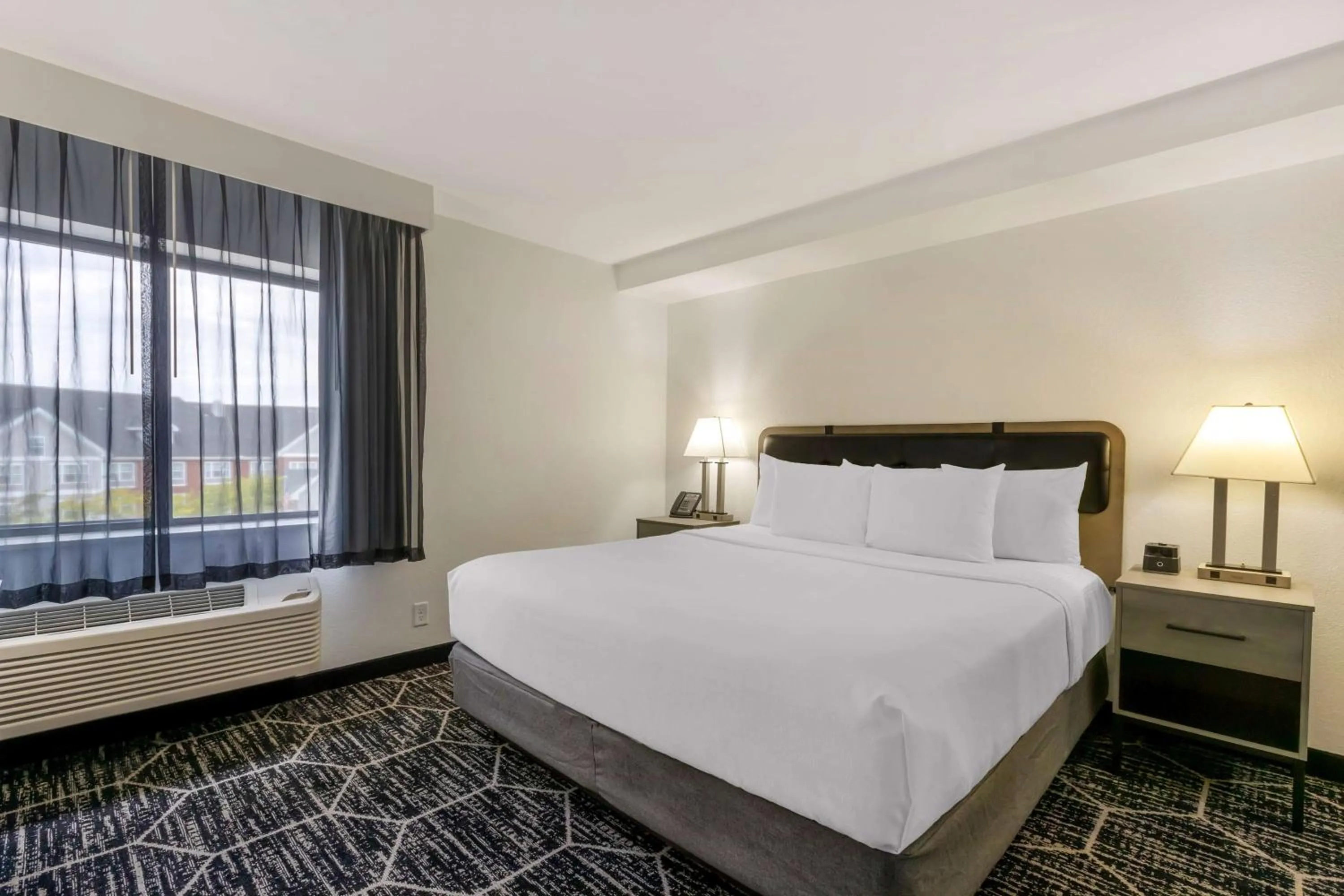 Photo of the whole room, Bed in La Quinta by Wyndham Des Moines West Clive