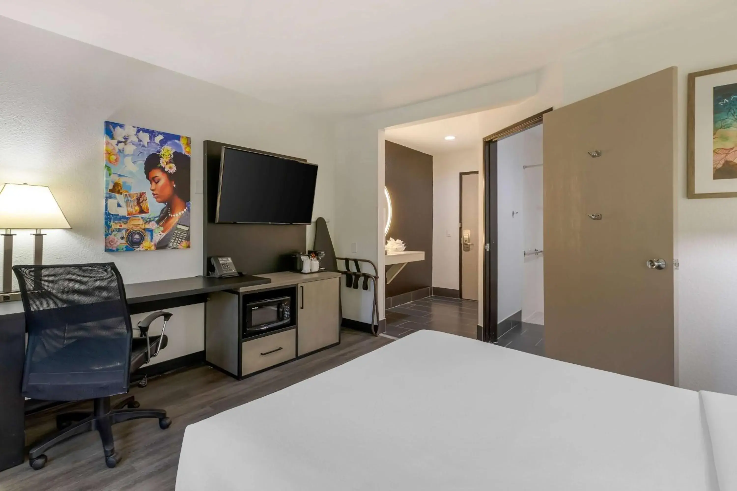 1 Queen Bed, Mobility/Hearing Accessible Room , Roll-in Shower, Non-Smoking in La Quinta by Wyndham Des Moines West Clive 1 Queen Bed, Mobility/Hearing Accessible Room , Roll-in Shower, Non-Smoking in La Quinta by Wyndham Des Moines West Clive