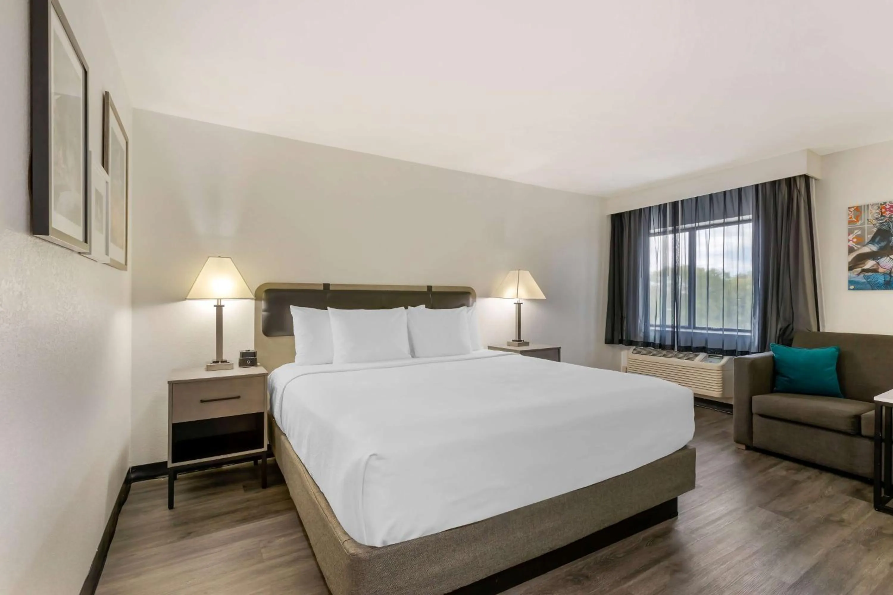 Photo of the whole room, Bed in La Quinta by Wyndham Des Moines West Clive