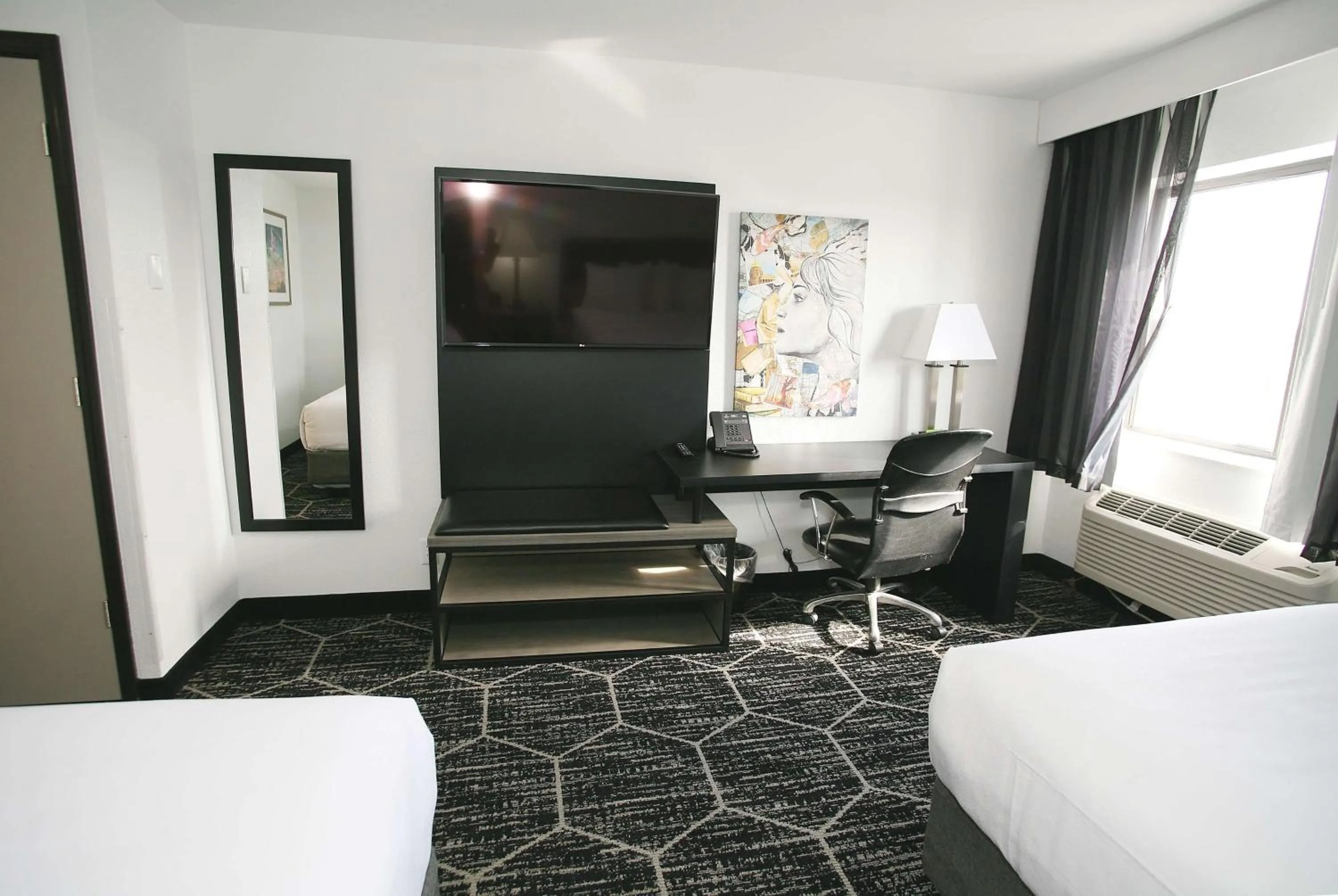 Photo of the whole room, Bed in La Quinta by Wyndham Des Moines West Clive