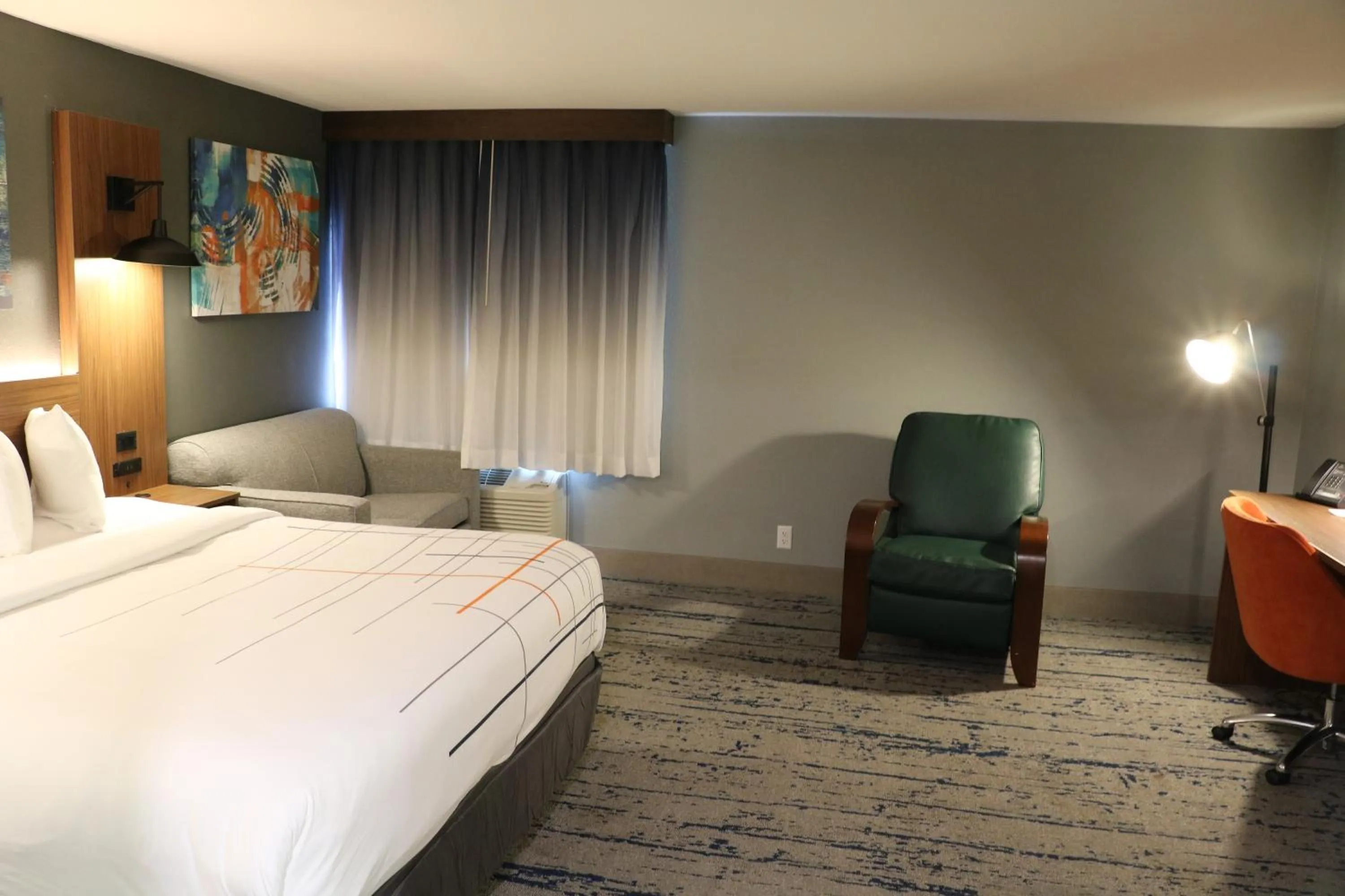 Bed in La Quinta by Wyndham Chicago Gurnee