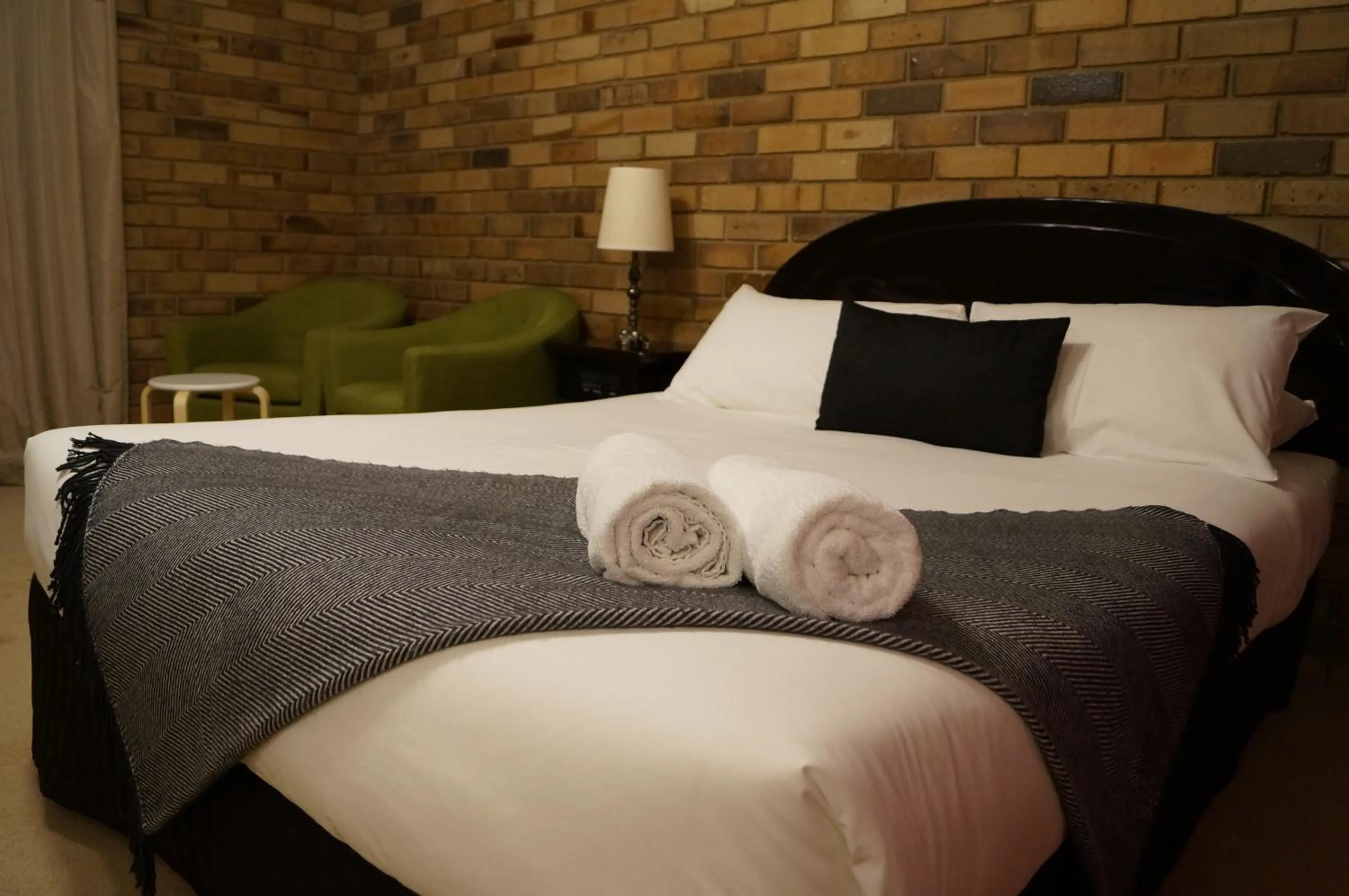 Bed in Magdala Motor Lodge & Lakeside Restaurant