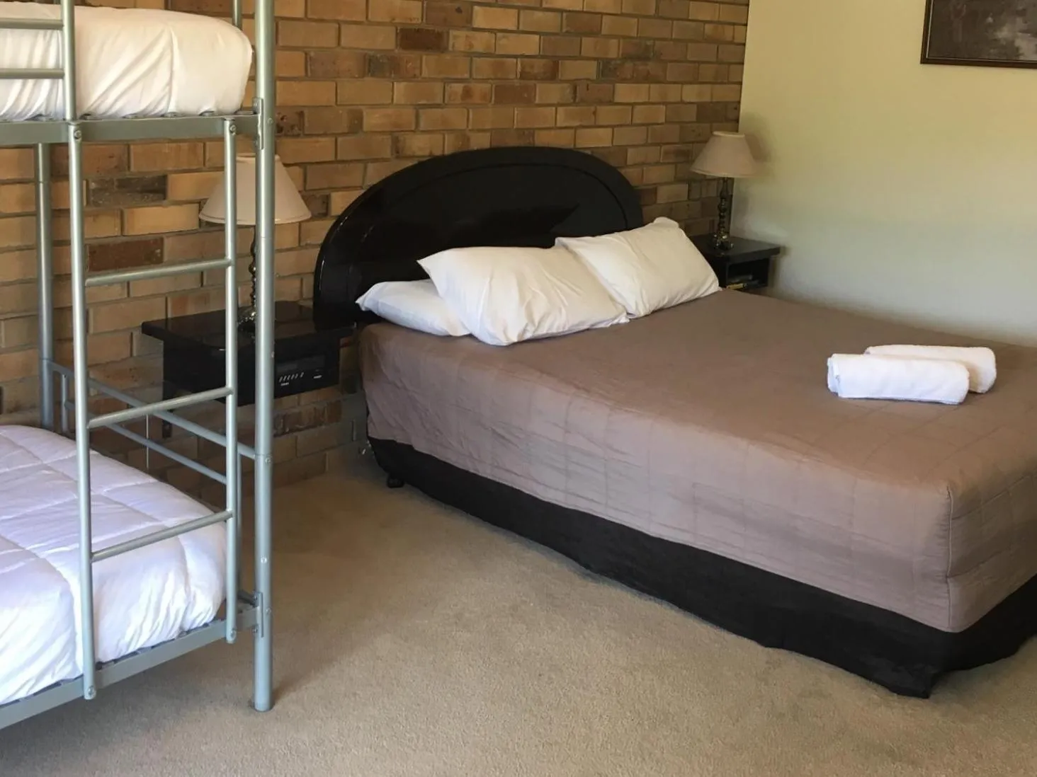 Bedroom, Bed in Magdala Motor Lodge & Lakeside Restaurant