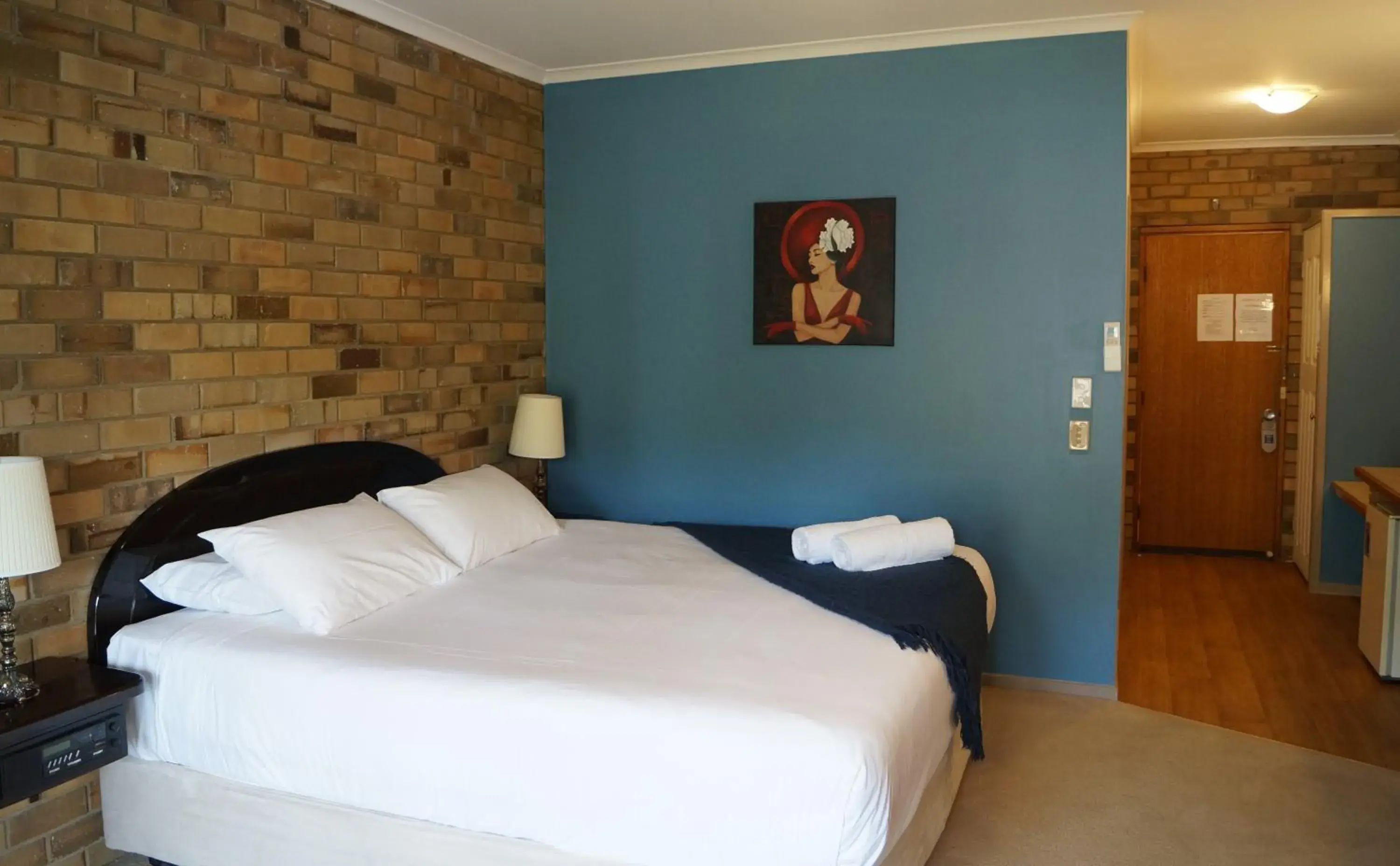 Deluxe King Suite with Spa Bath and Lake View in Magdala Motor Lodge & Lakeside Restaurant Deluxe King Suite with Spa Bath and Lake View in Magdala Motor Lodge & Lakeside Restaurant