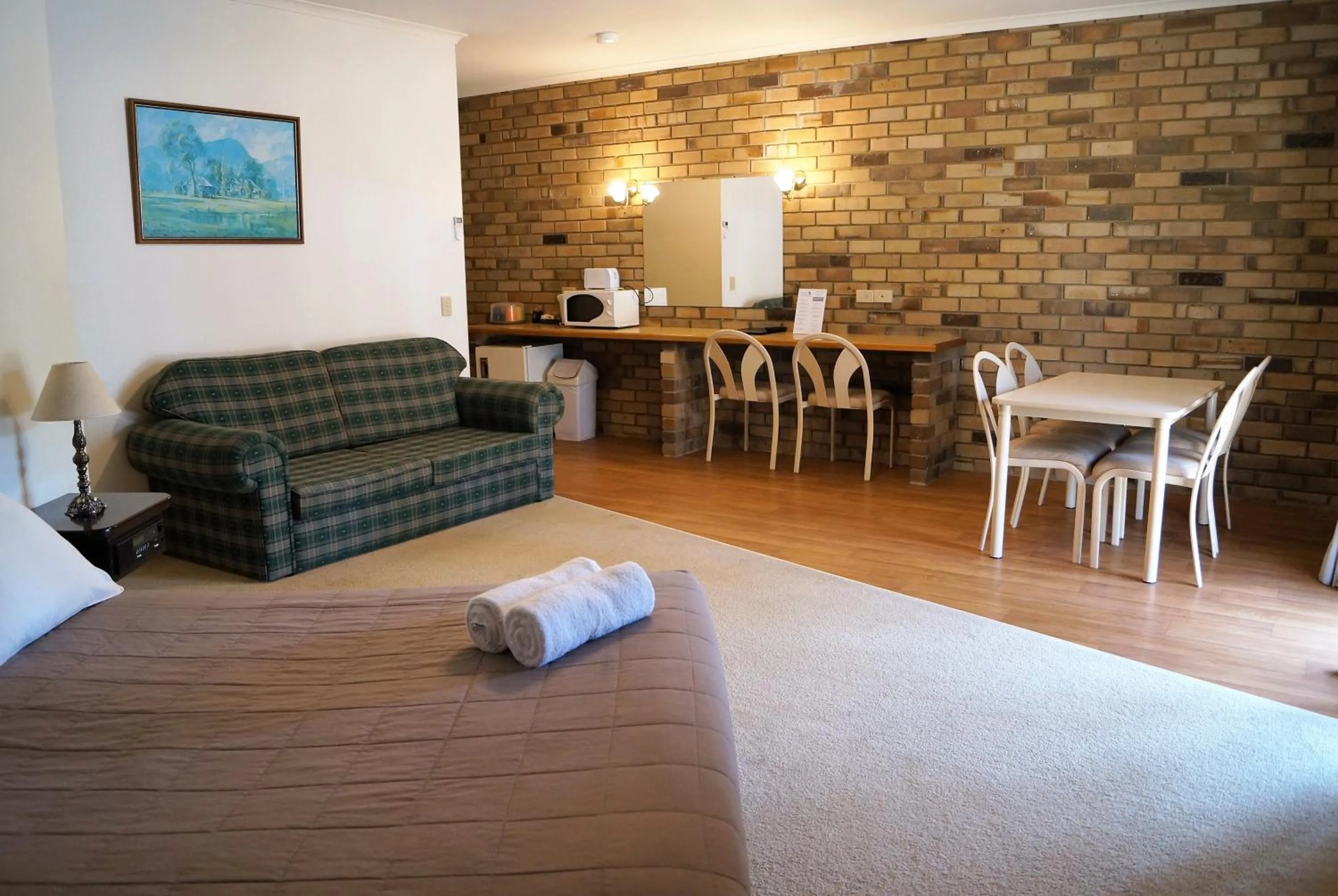 Bedroom, Bed in Magdala Motor Lodge & Lakeside Restaurant